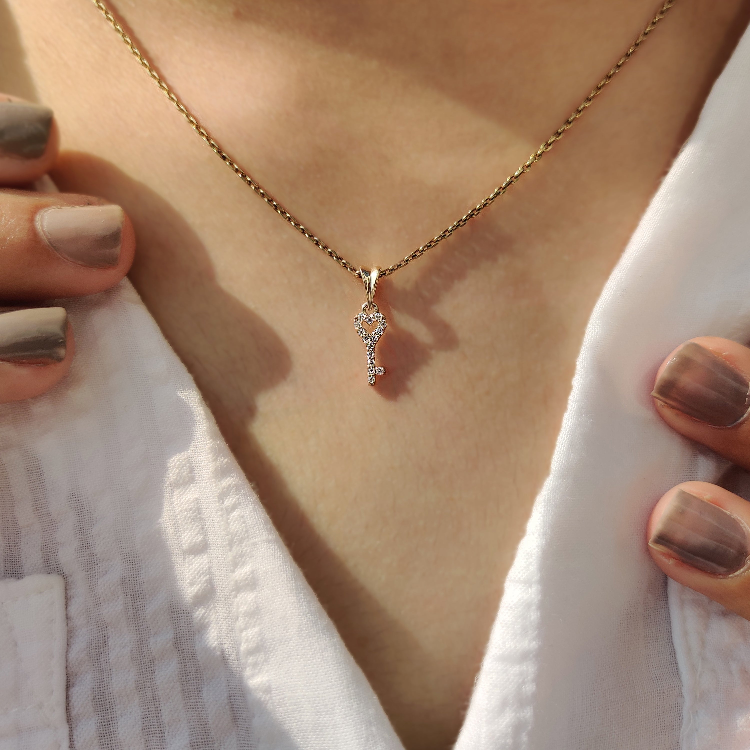 Round Diamond Gold Key Pendant Immagine secondaria del prodotto