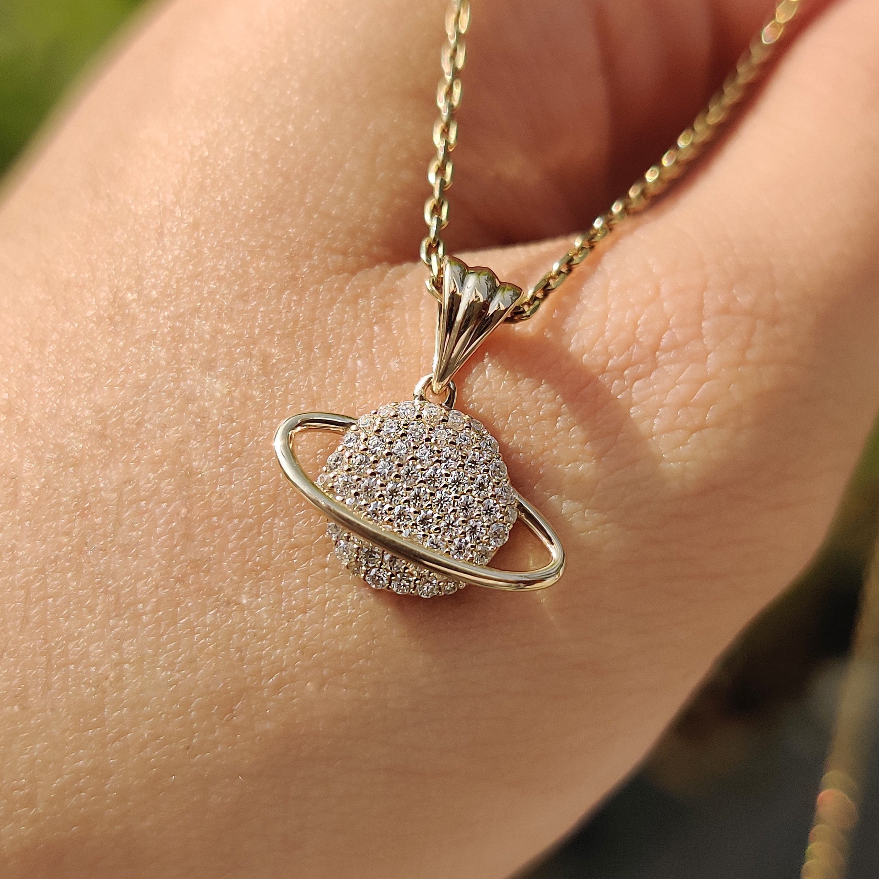 Round Diamond Gold Saturn Pendant Immagine principale del prodotto