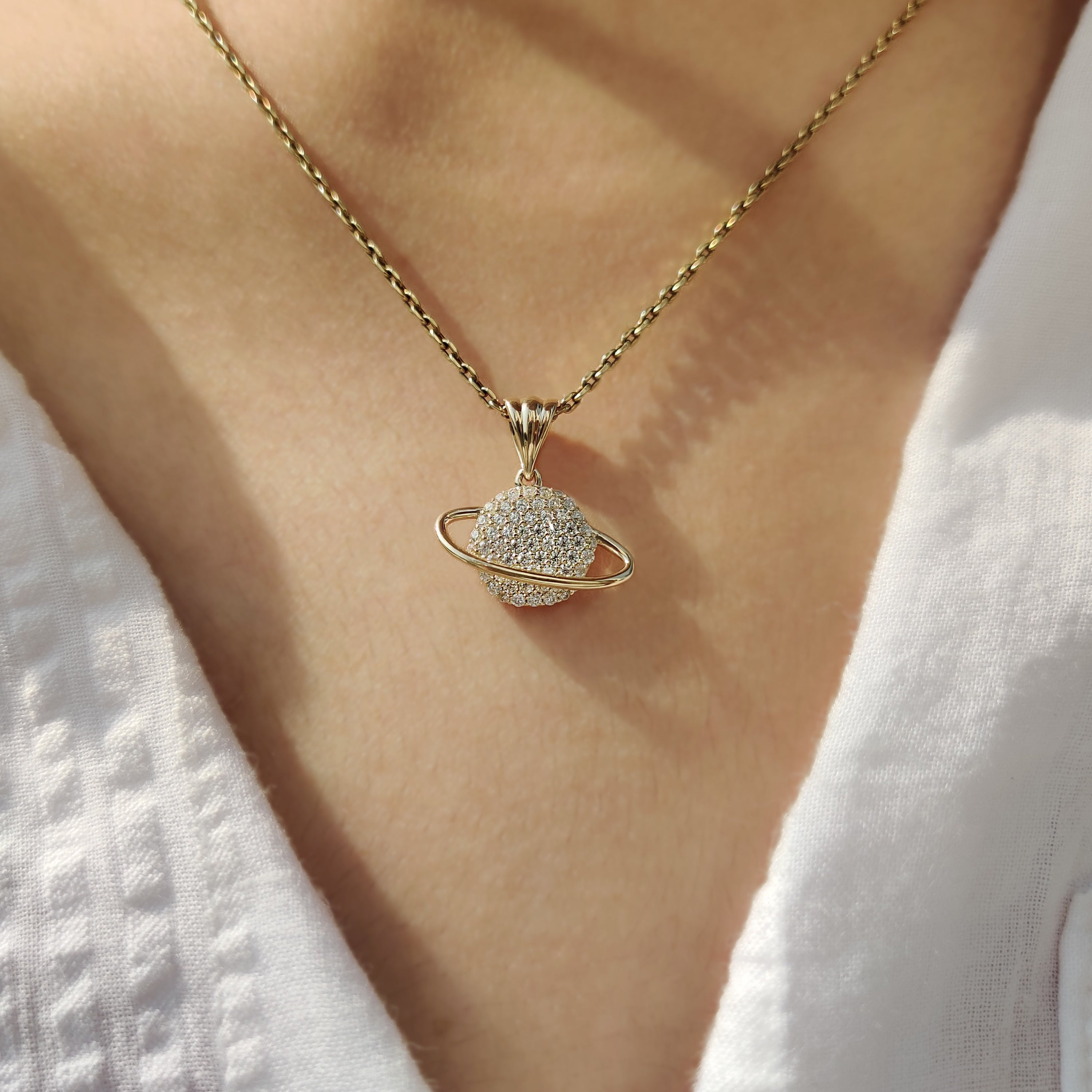 Round Diamond Gold Saturn Pendant Immagine secondaria del prodotto
