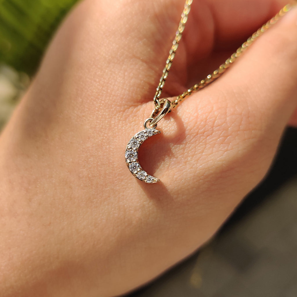 Round Diamond Moon Pendant In Yellow Gold