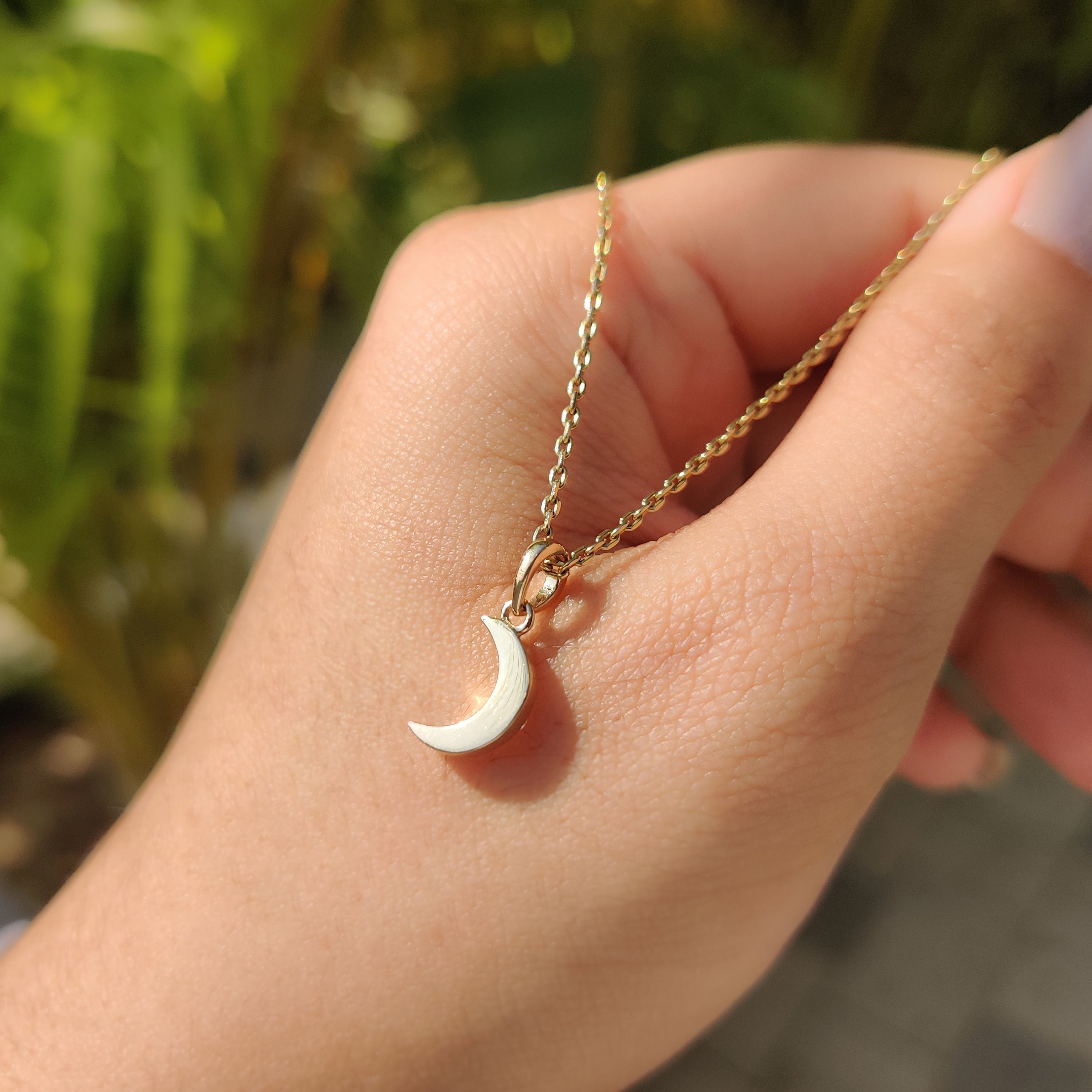 Round Diamond Moon Pendant In Yellow Gold