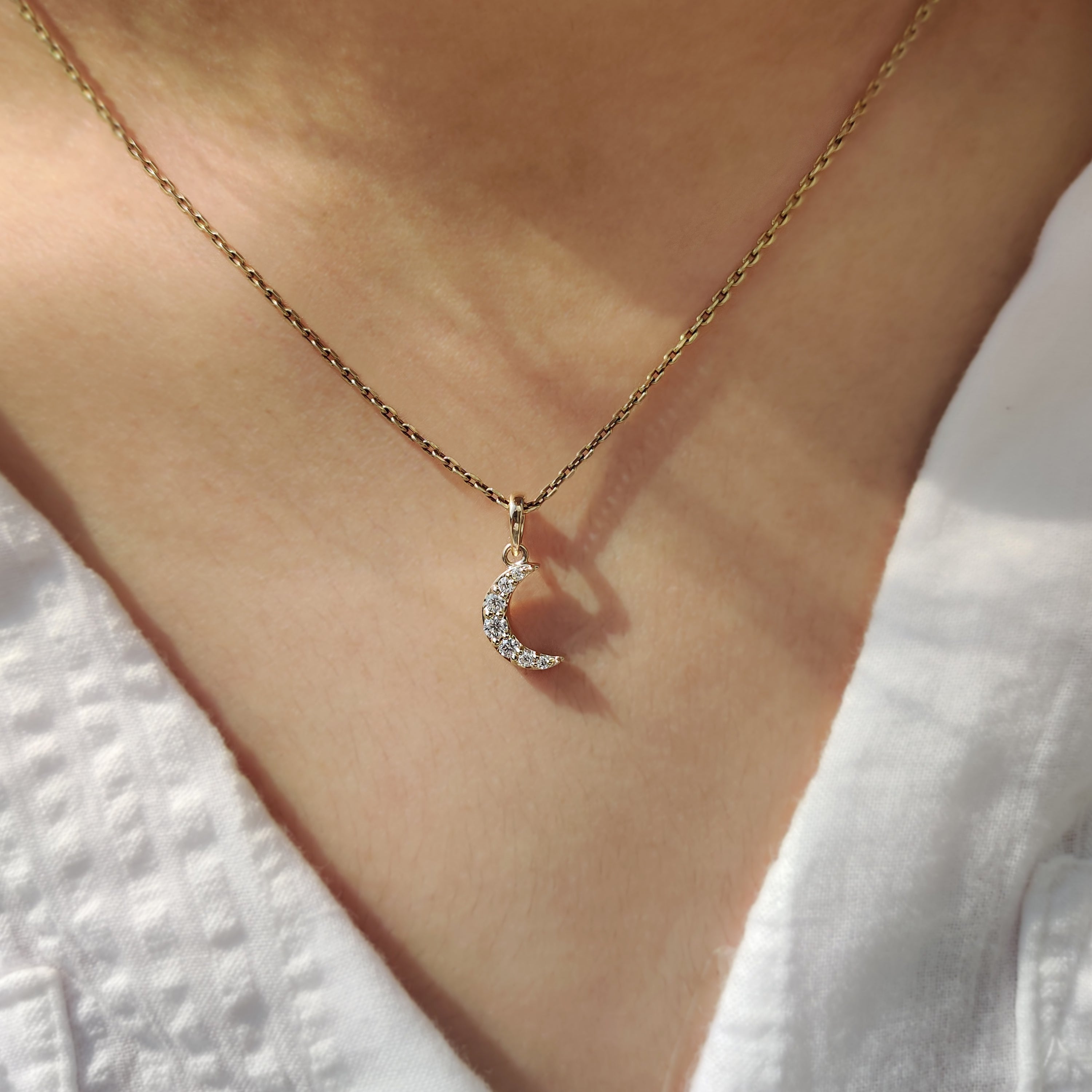 Round Diamond Moon Pendant In Yellow Gold Immagine secondaria del prodotto