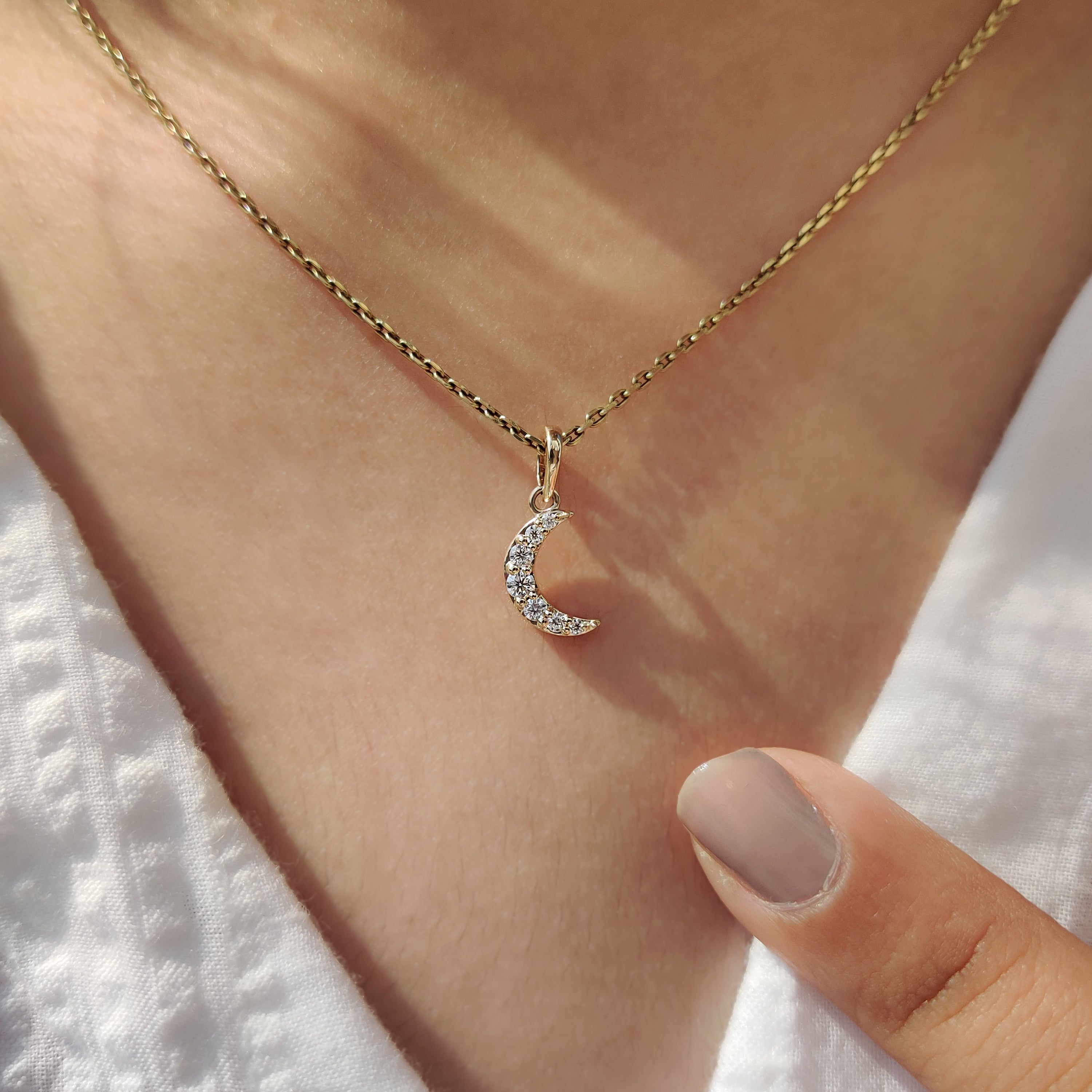 Round Diamond Moon Pendant In Yellow Gold