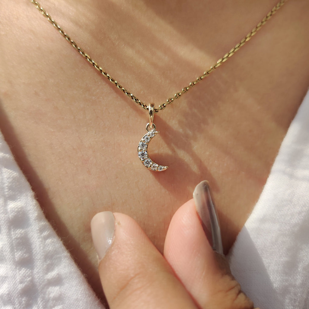 Round Diamond Moon Pendant In Yellow Gold