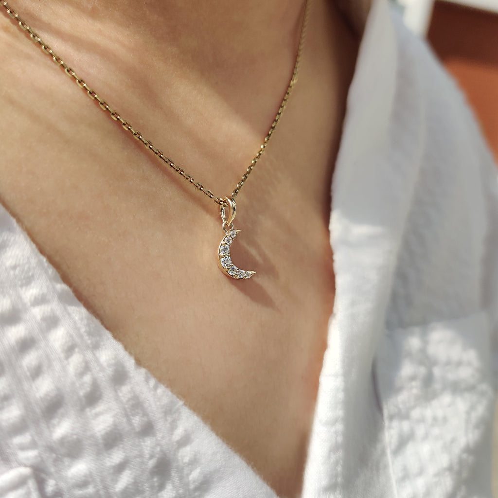 Round Diamond Moon Pendant In Yellow Gold