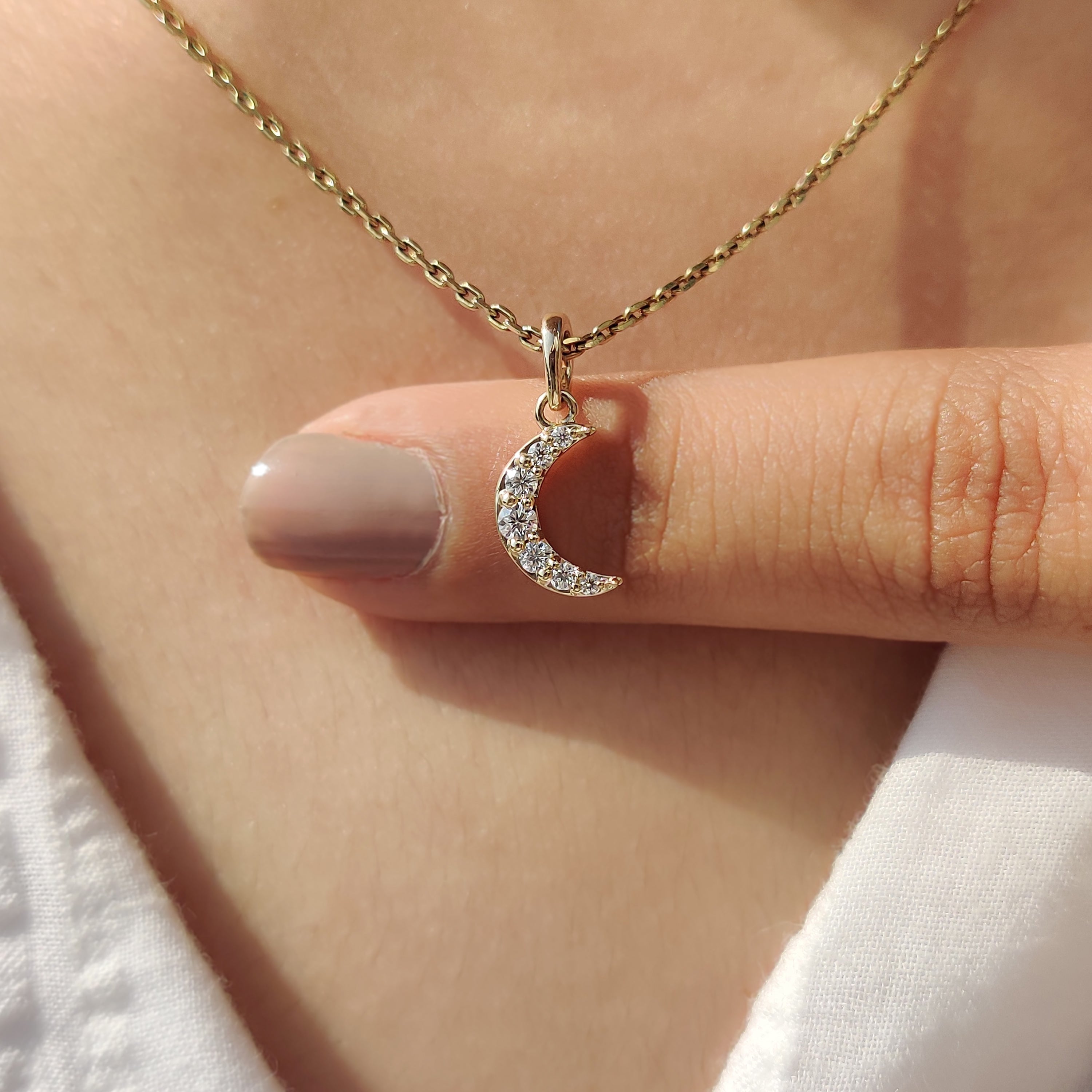 Round Diamond Moon Pendant In Yellow Gold