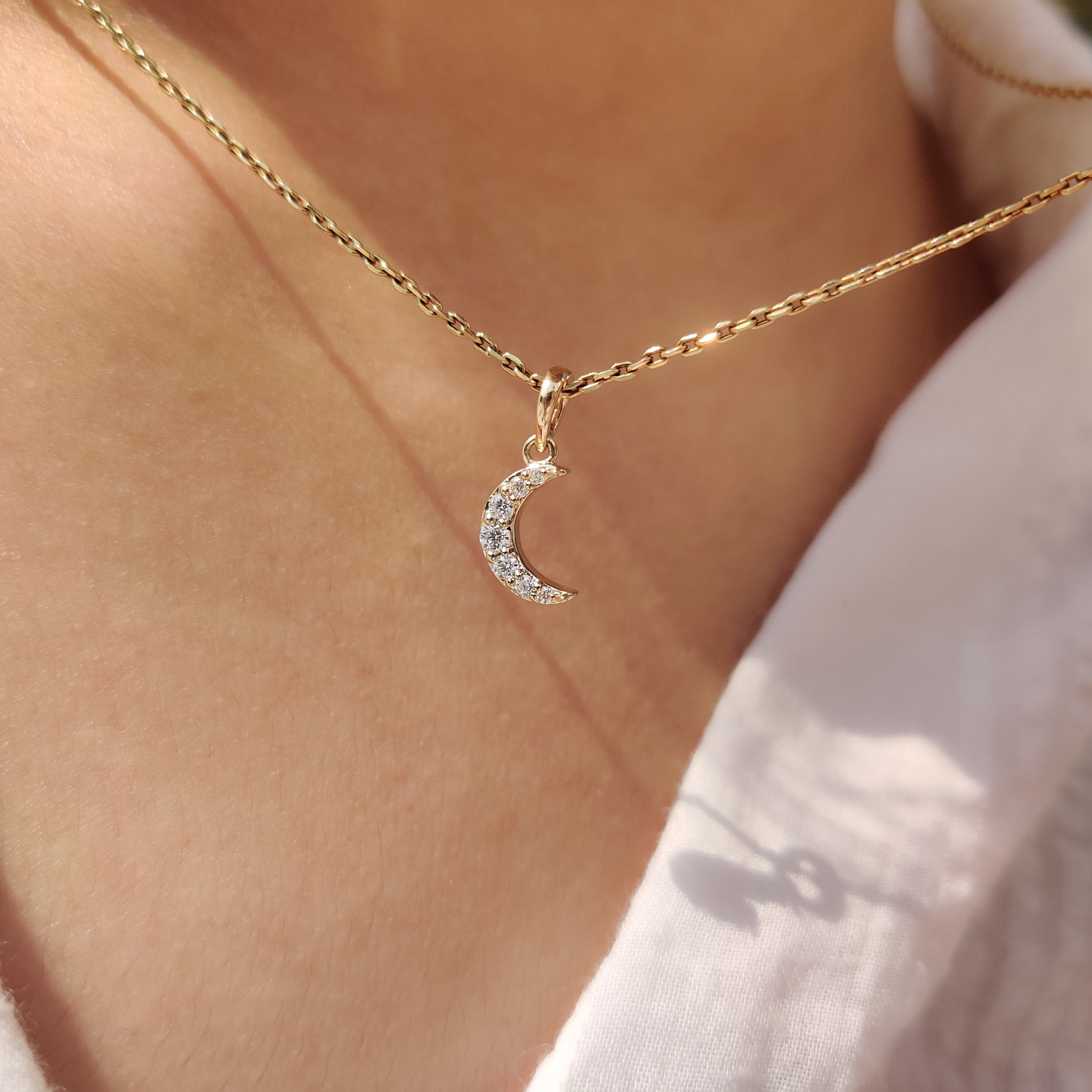 Round Diamond Moon Pendant In Yellow Gold