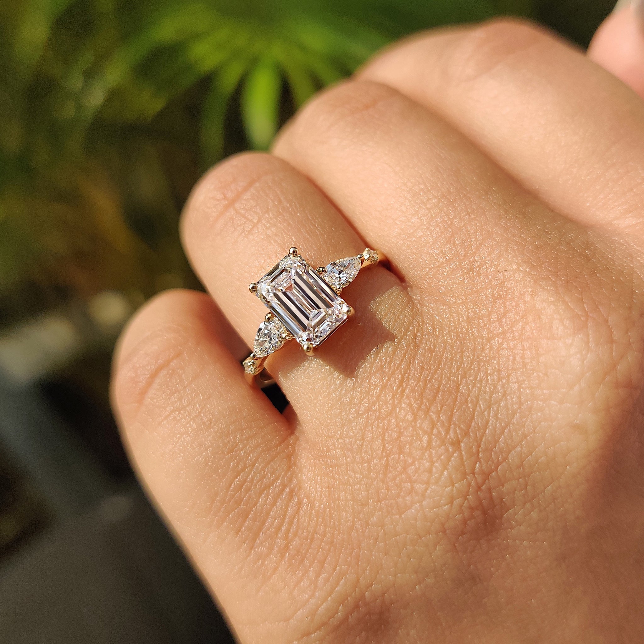 Yellow Gold 3 Stone Diamond Engagement Ring Zweitbild