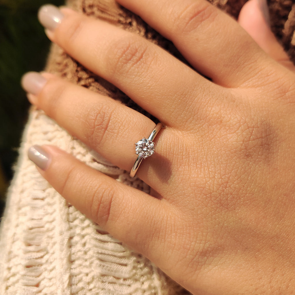 Round Cut Ring In White Gold