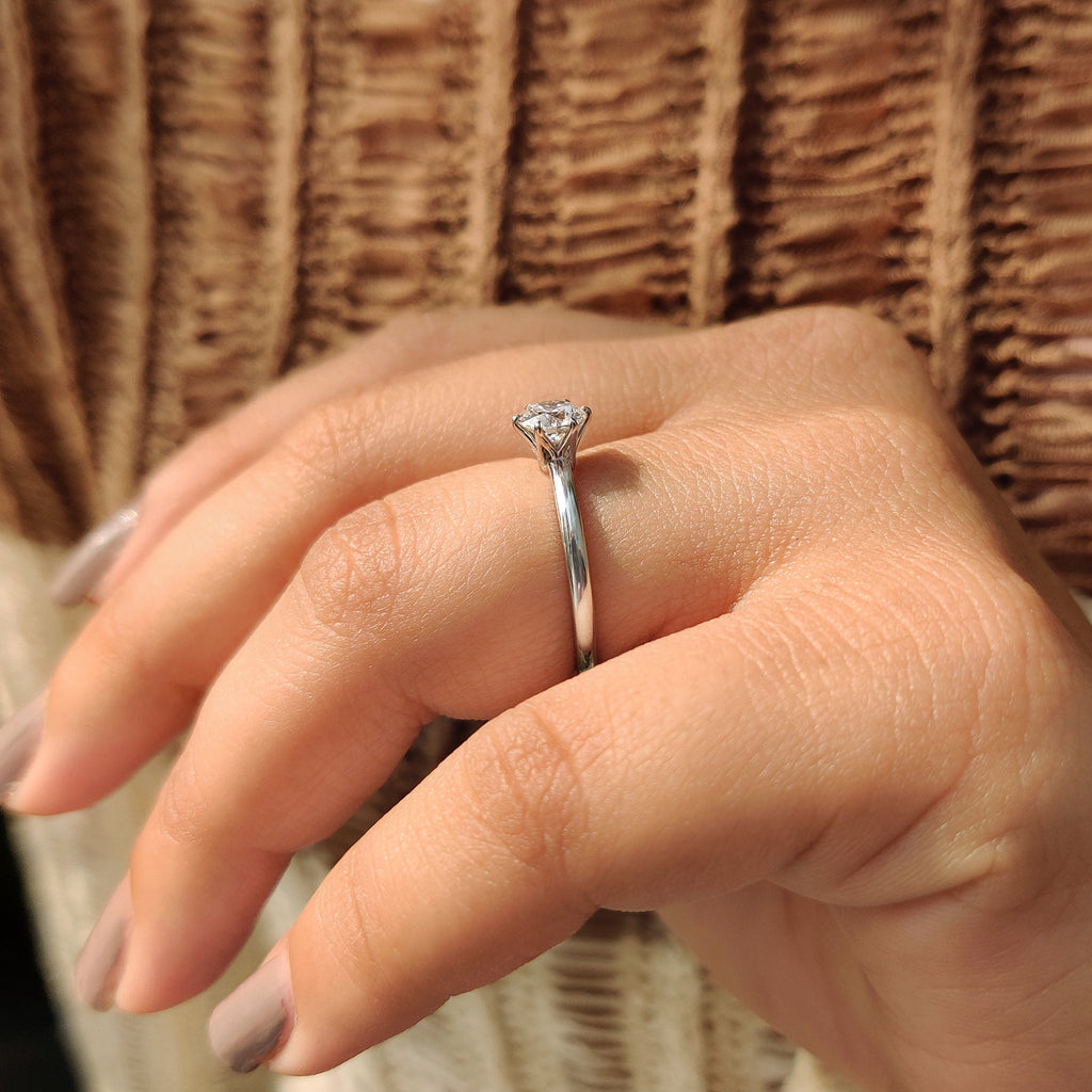 Round Cut Ring In White Gold