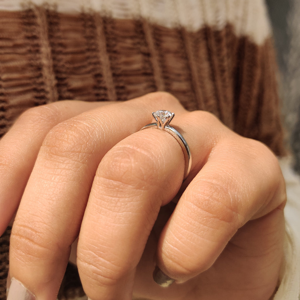 Round Cut Ring In White Gold