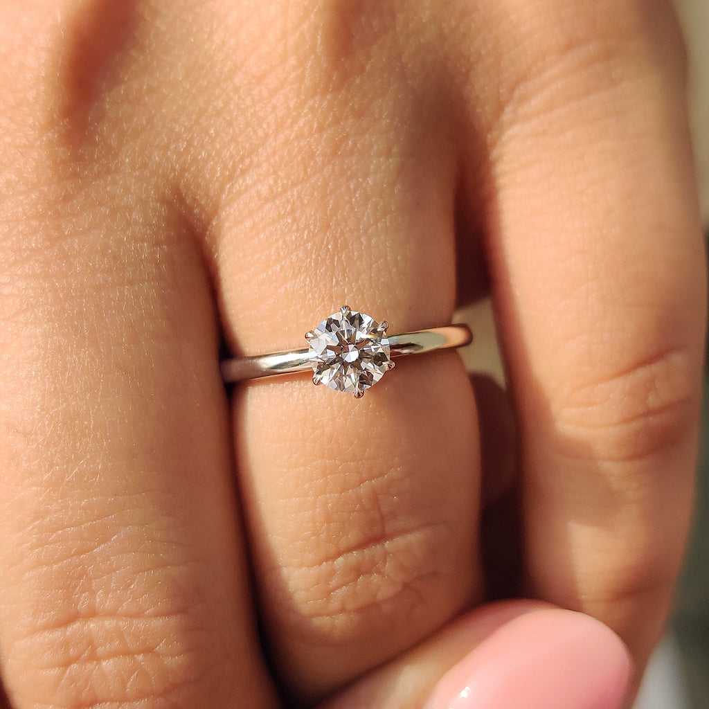 Round Cut Ring In White Gold