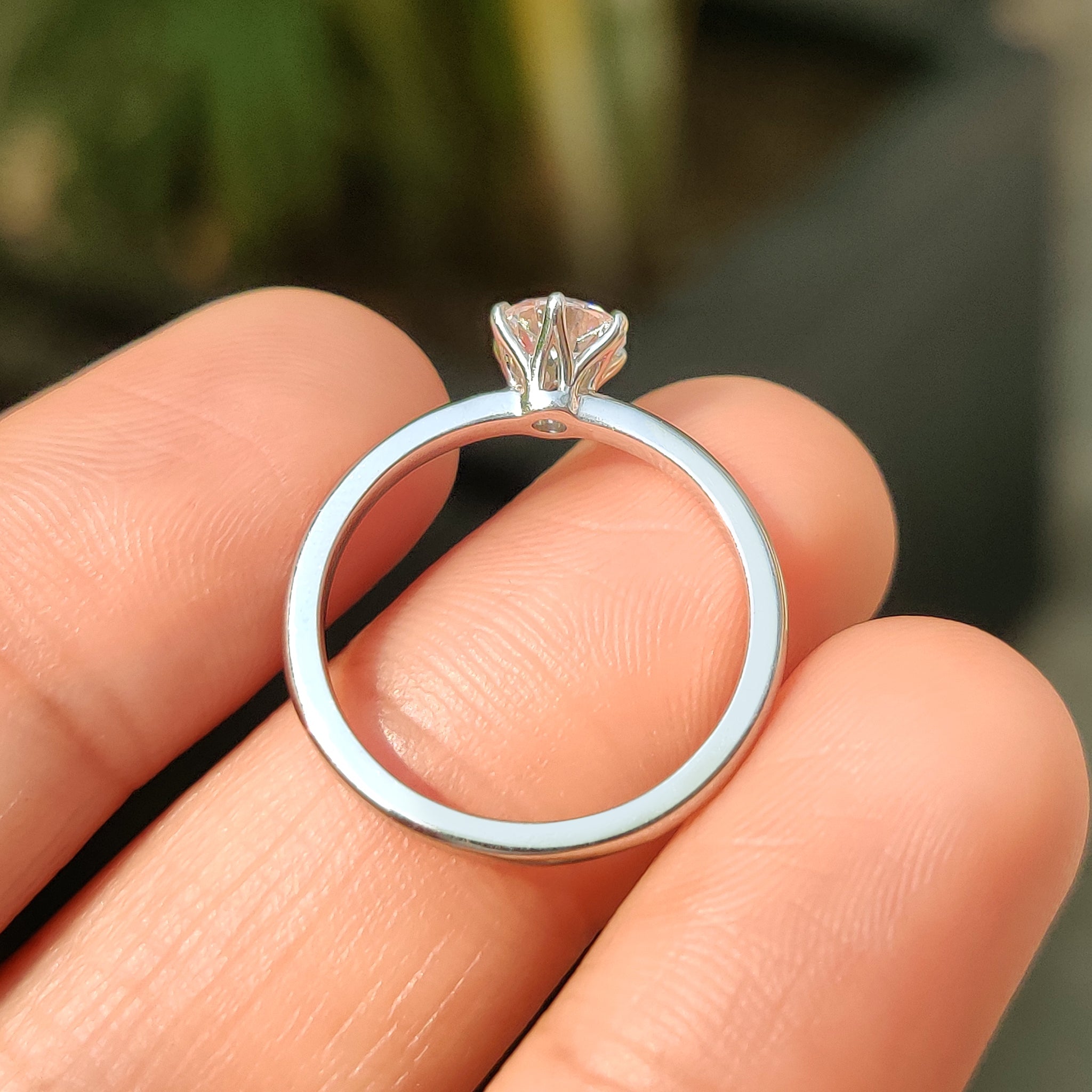 Round Cut Ring In White Gold