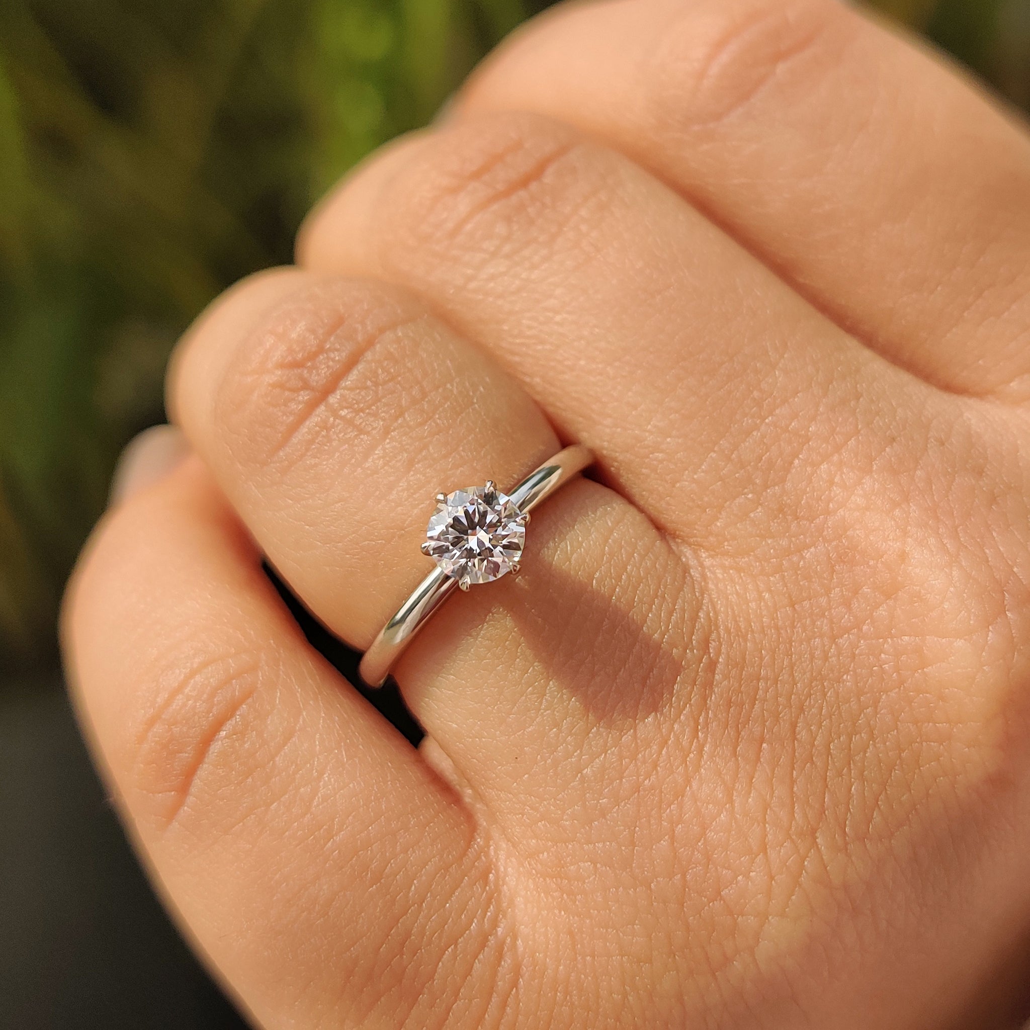 Round Cut Ring In White Gold Immagine principale del prodotto