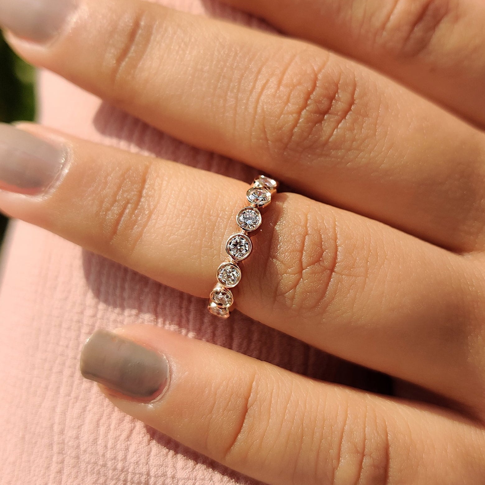 Gold Eternity Band – Round Cut Bezel Setting Imagen principal del producto