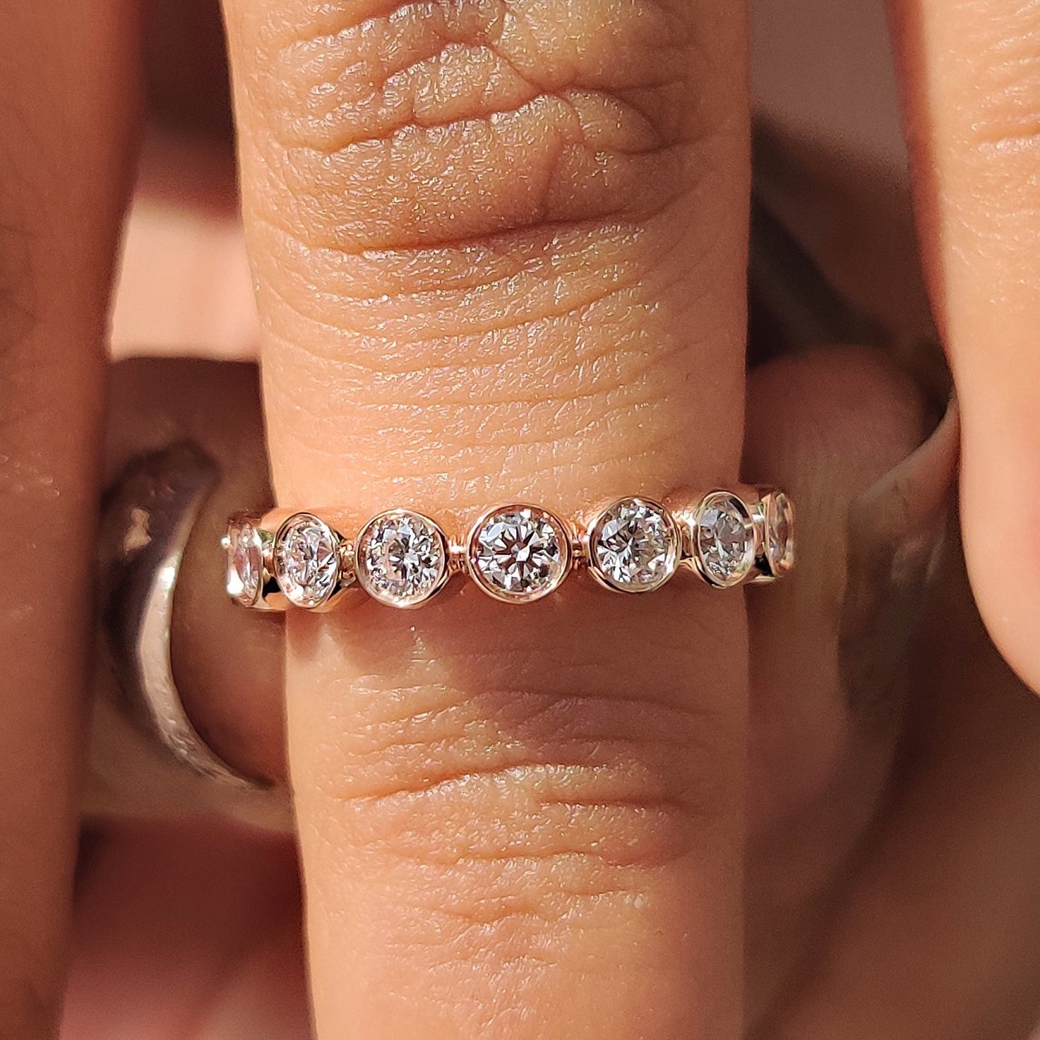 Round Diamond Bezel Set Eternity Band Image principale du produit