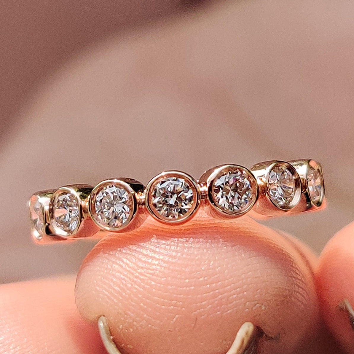 Rose Gold Wedding Band - Round Bezel Style Image principale du produit