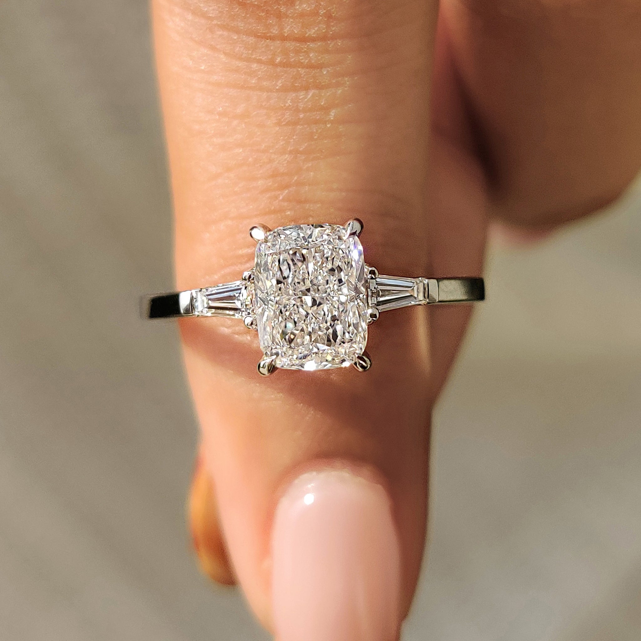 3 Stone Engagement Ring With Cushion And Tapered Baguette Imagen principal del producto