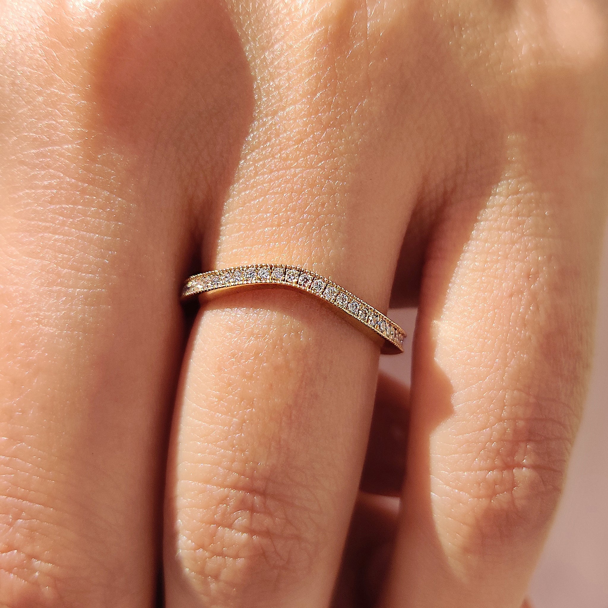 Round Diamond Curved Wedding Ring With Milgrain style Image secondaire du produit