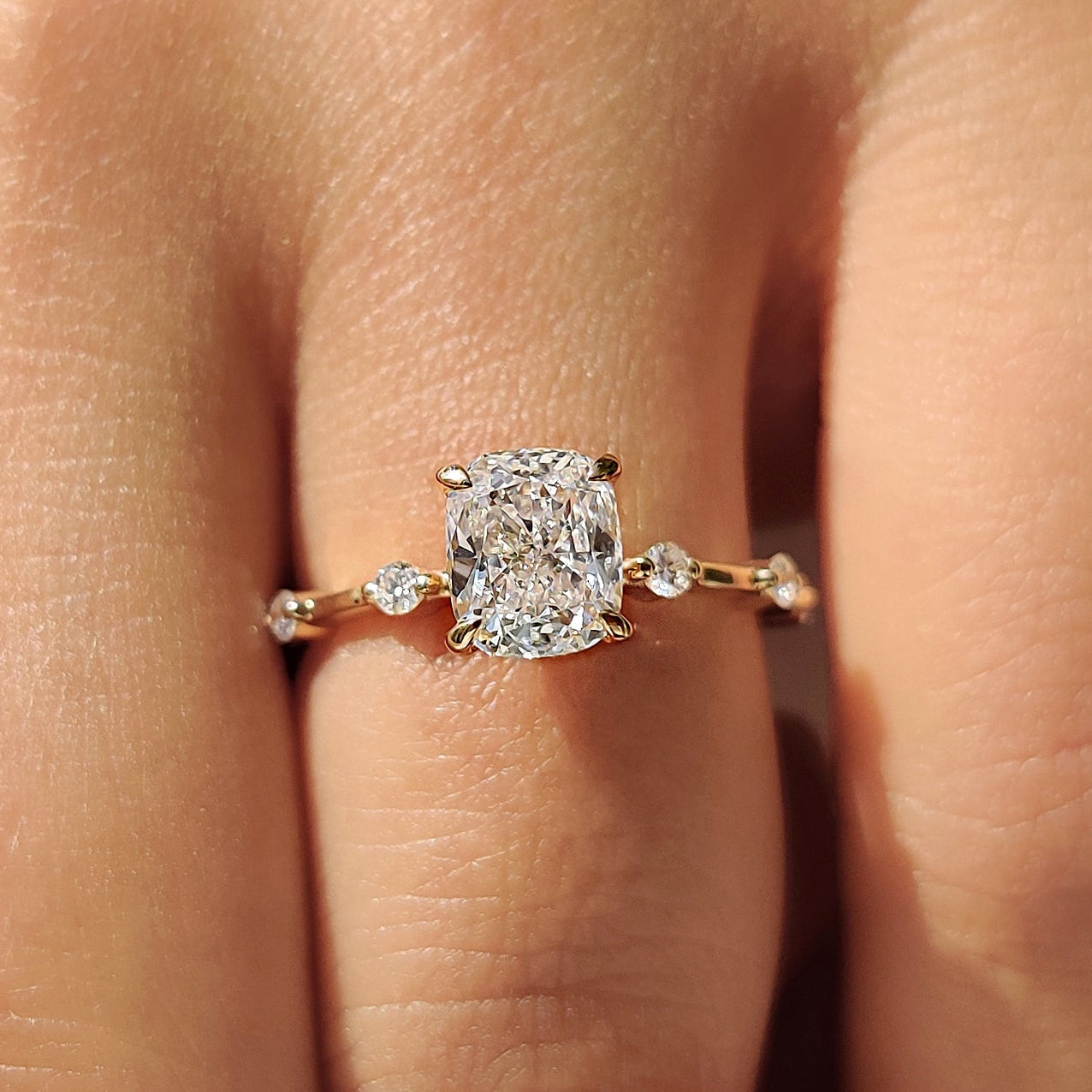 Cushion Cut Diamond Ring in Elegant Pave Setting Imagen principal del producto