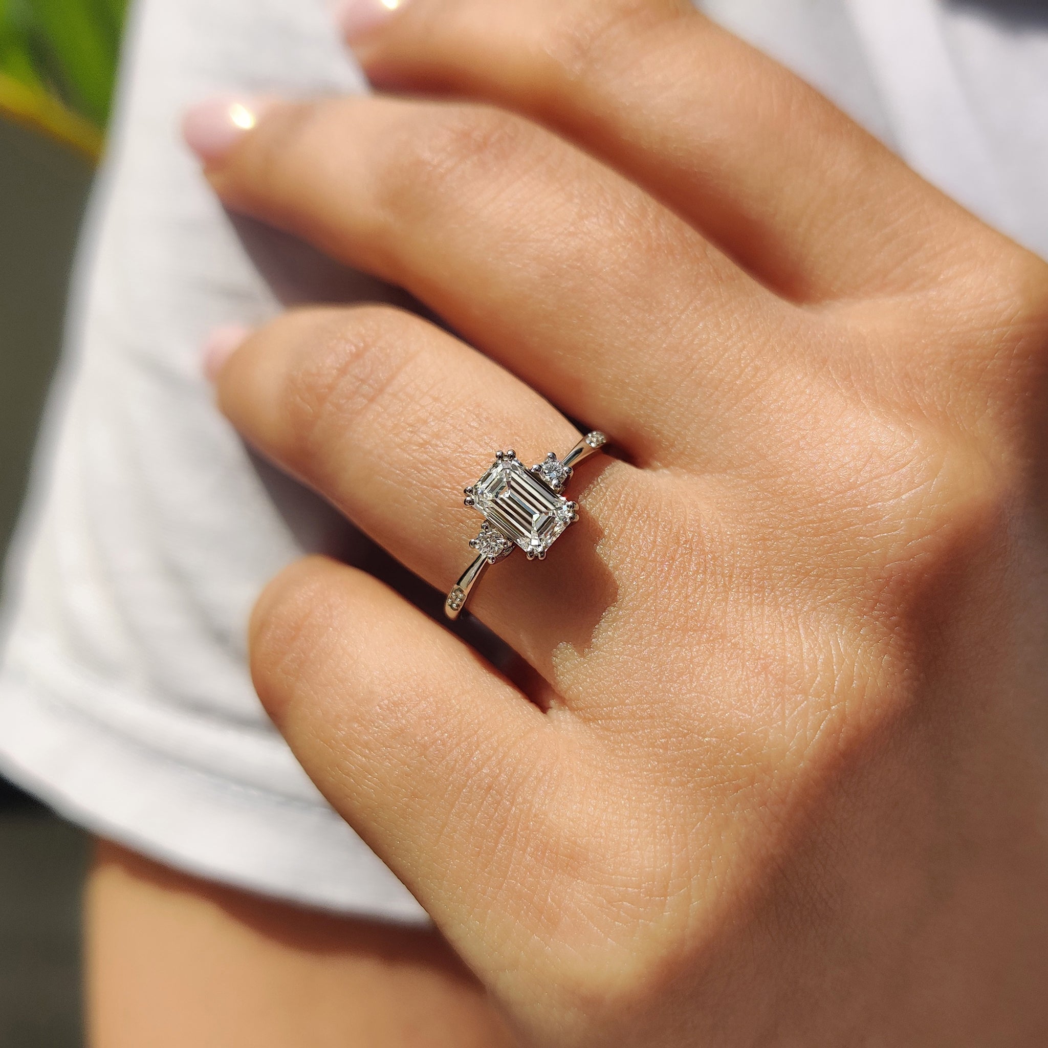 Emerald Cut Double Prong Engagement Ring Immagine secondaria del prodotto