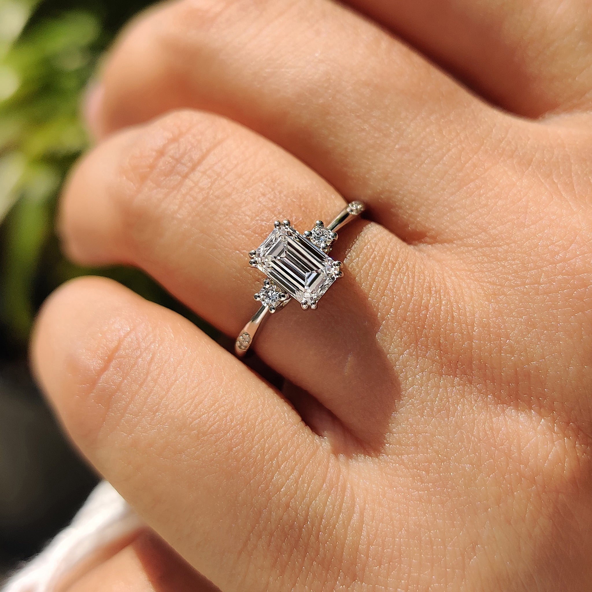 Emerald Cut Double Prong Engagement Ring Immagine principale del prodotto