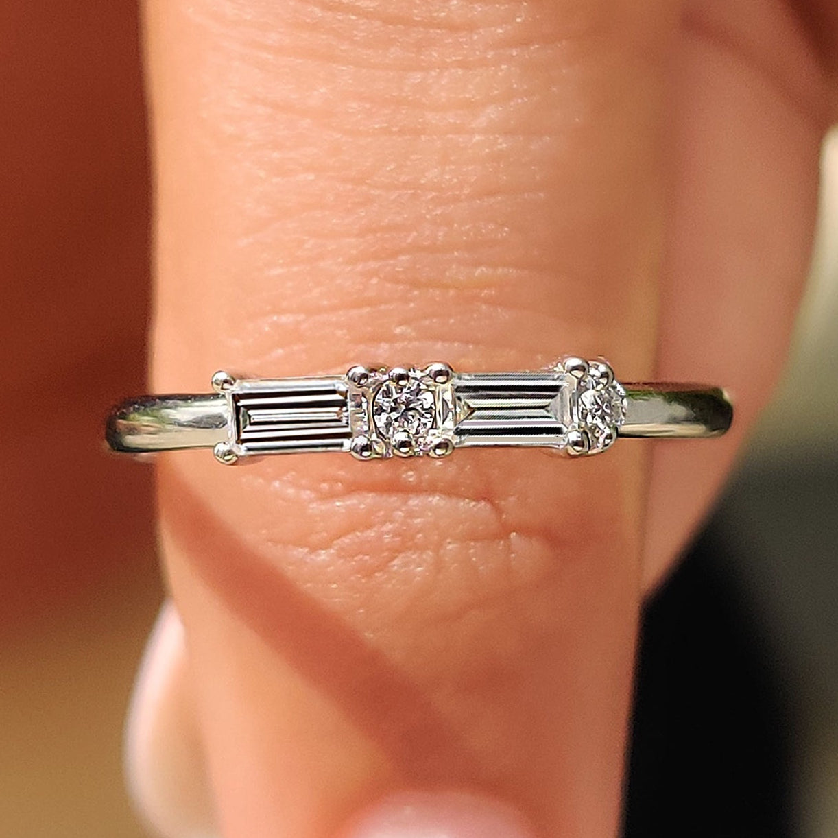 Round And Baguette Cut Wedding Band Image principale du produit