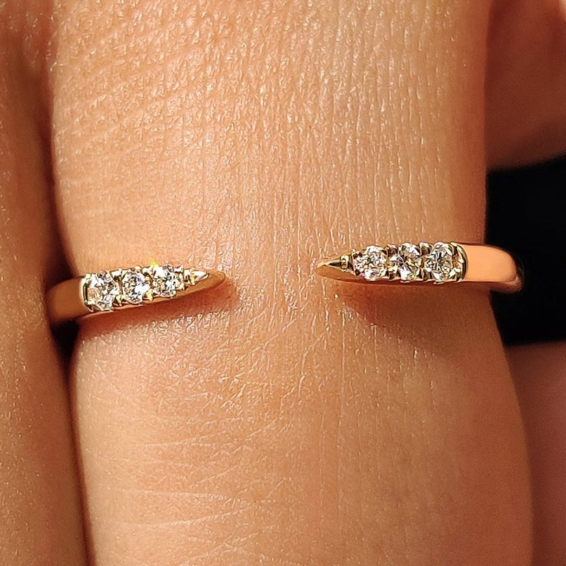 Round Cut 6 Stone Open Gap Wedding Band Image principale du produit