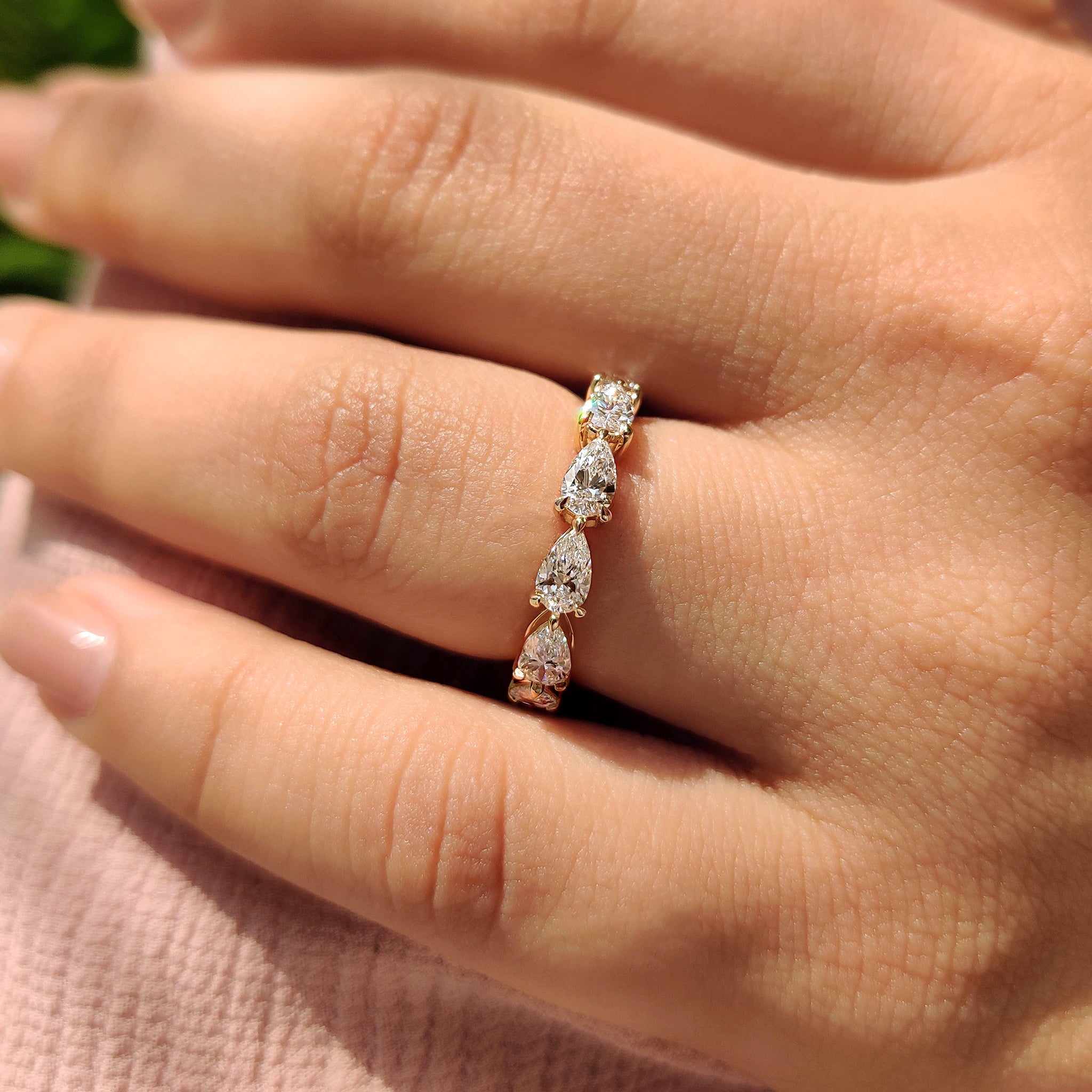 Eternity Wedding Band - Pear Shaped Diamond Imagen secundaria del producto