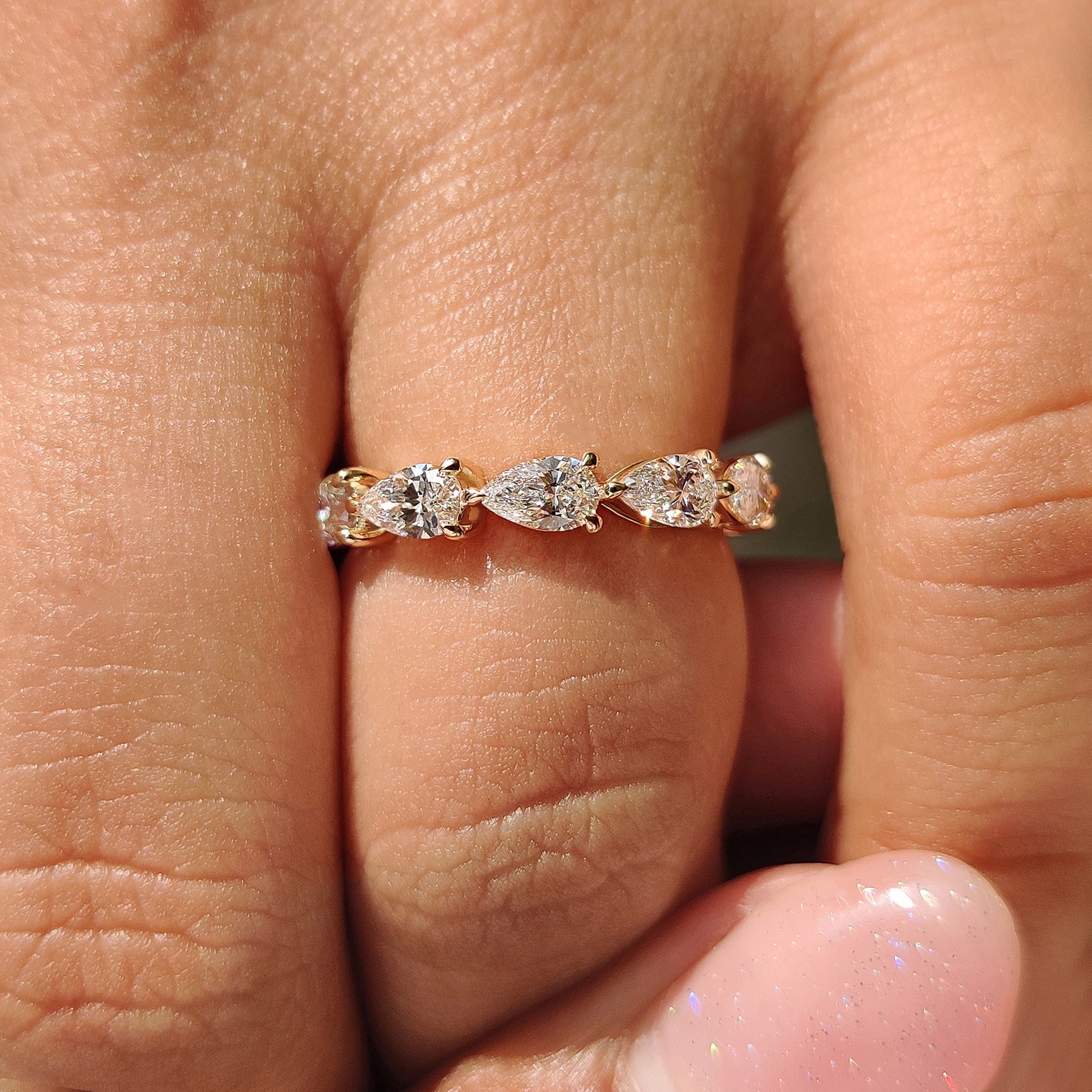 Eternity Wedding Band - Pear Shaped Diamond Imagen principal del producto
