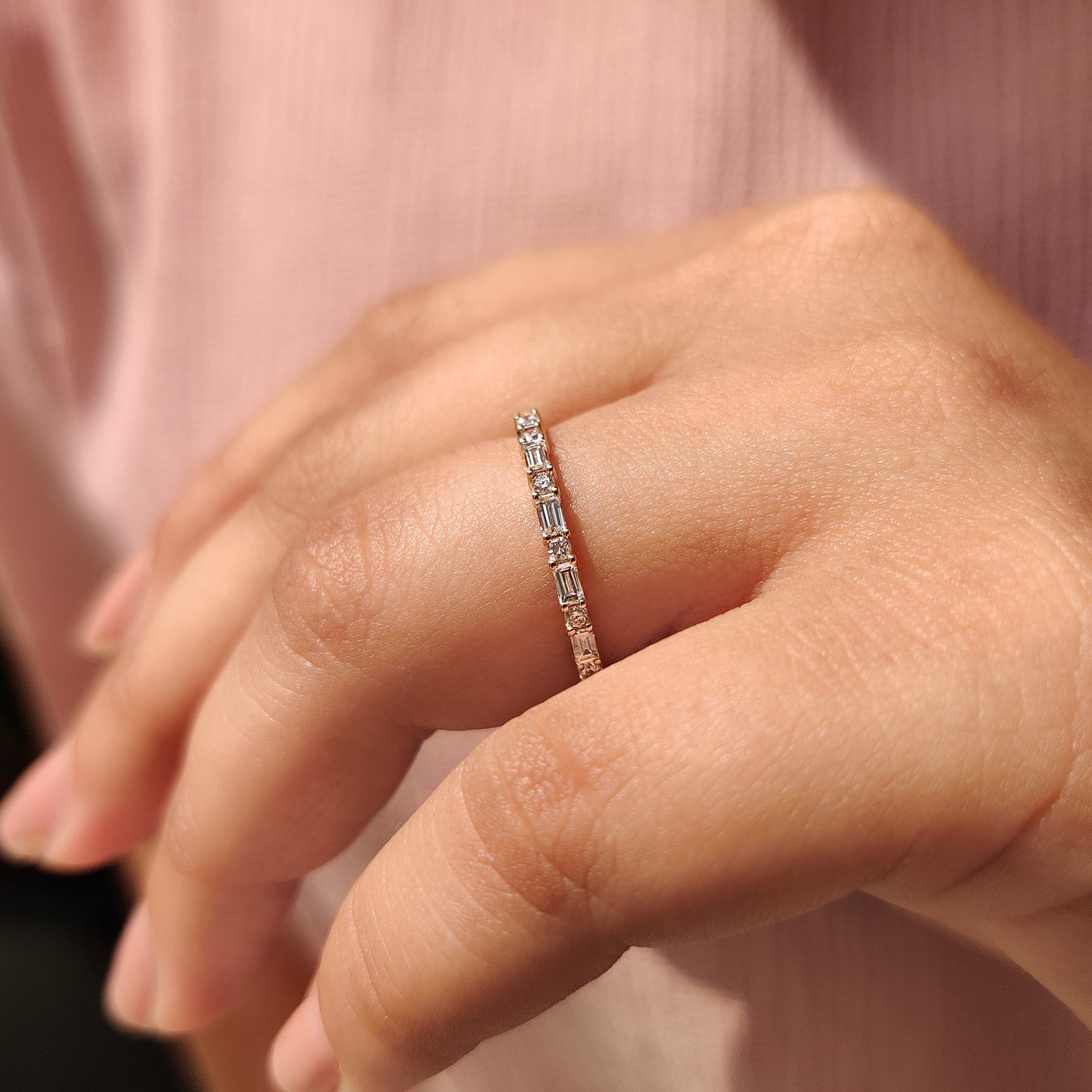 Secure With Shared Prong Baguette And Round Diamond Band Imagen secundaria del producto