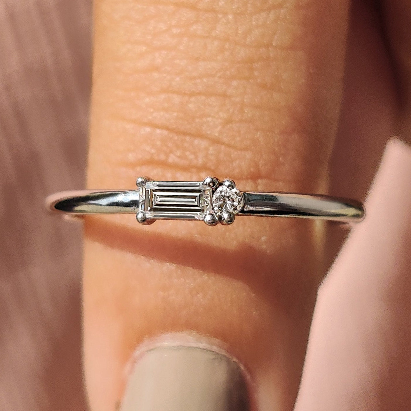 Morse Code Style Baguette And Round Diamond Band Hauptbild
