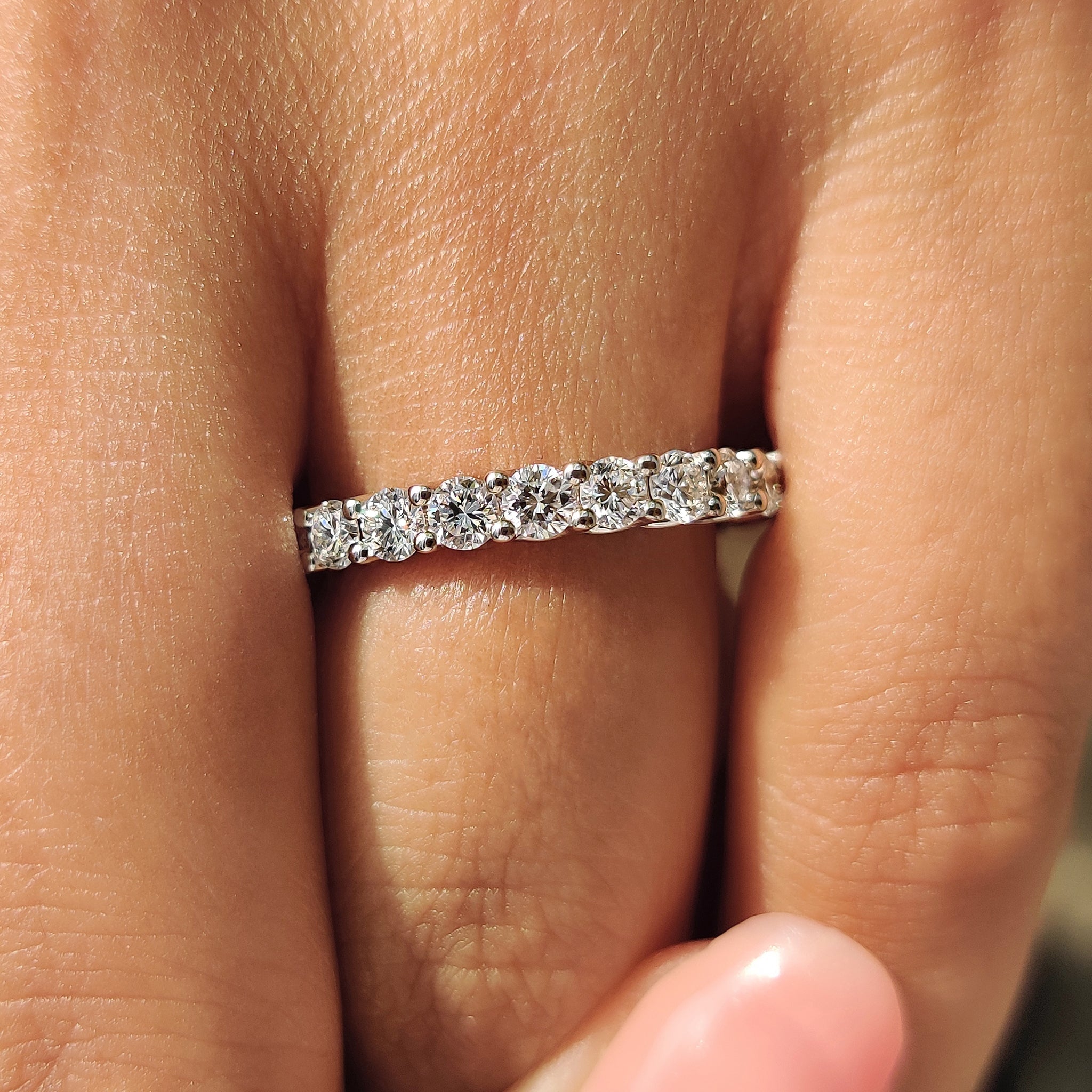 Round Cut Full Eternity Band With Trellis Setting Image secondaire du produit