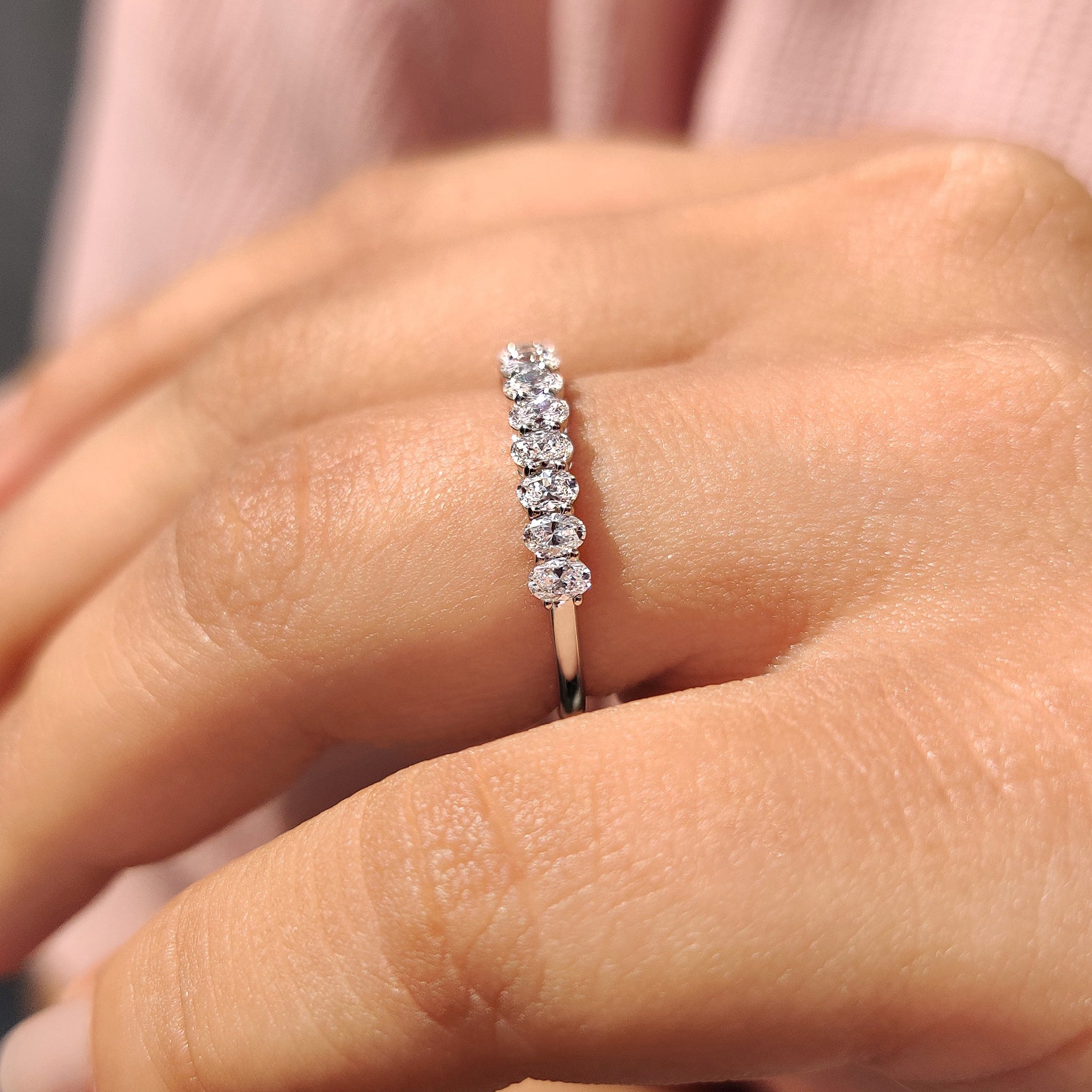 Semi Eternity Oval Diamond Band Imagen secundaria del producto
