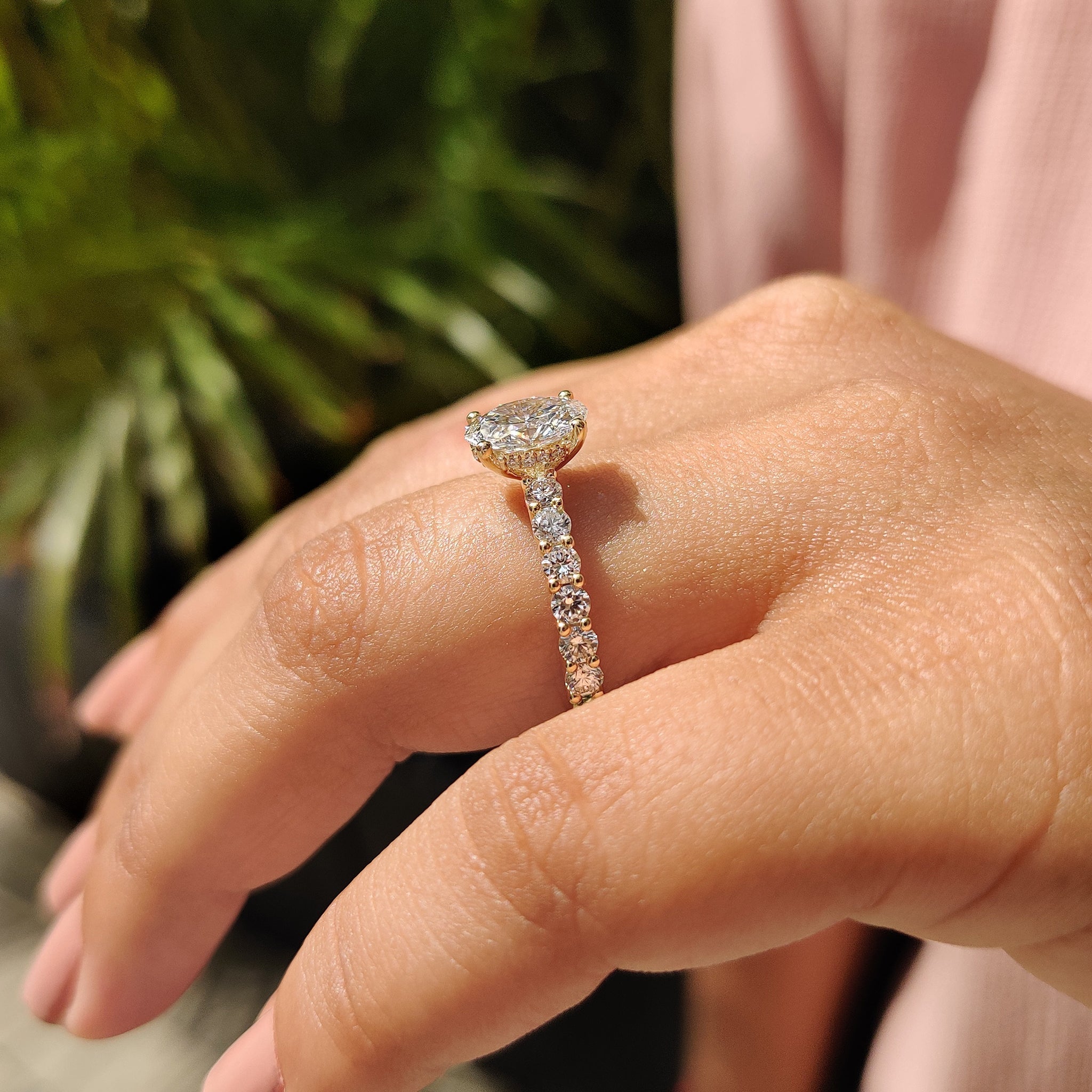 Hidden Halo Oval Pave Engagement Ring Immagine secondaria del prodotto