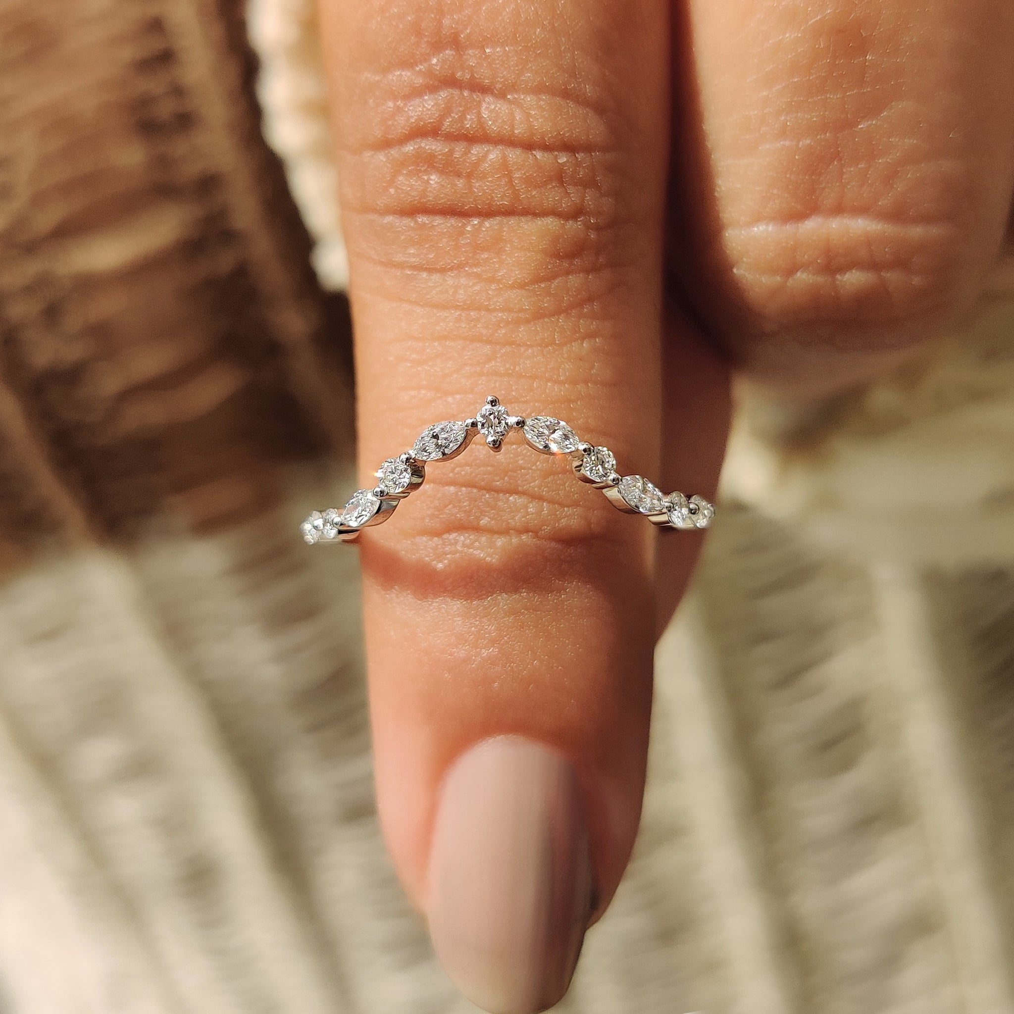 Round and Marquise Diamond Curved Wedding Band Image principale du produit