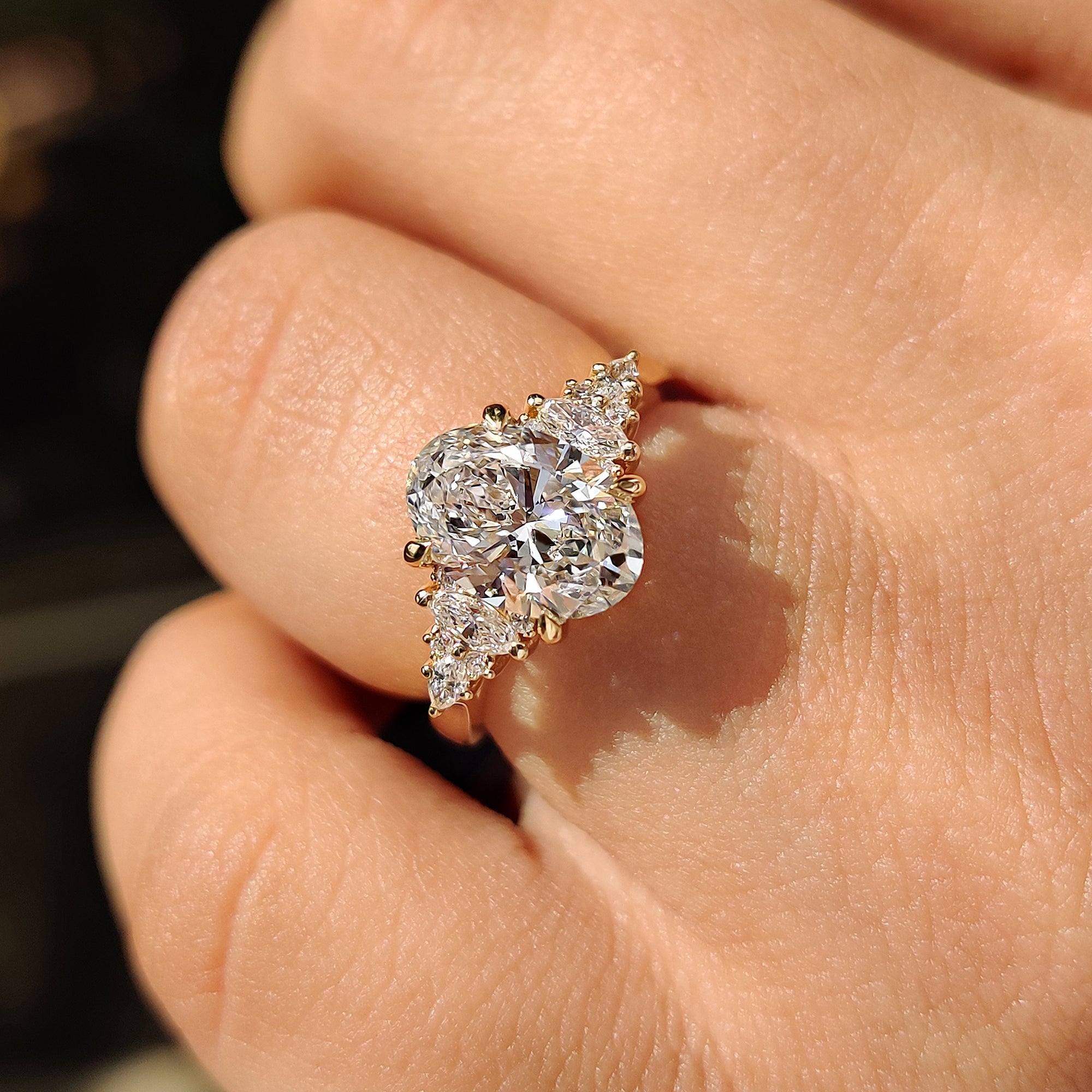 Oval Cut Cathedral Setting Engagement Ring Imagen secundaria del producto