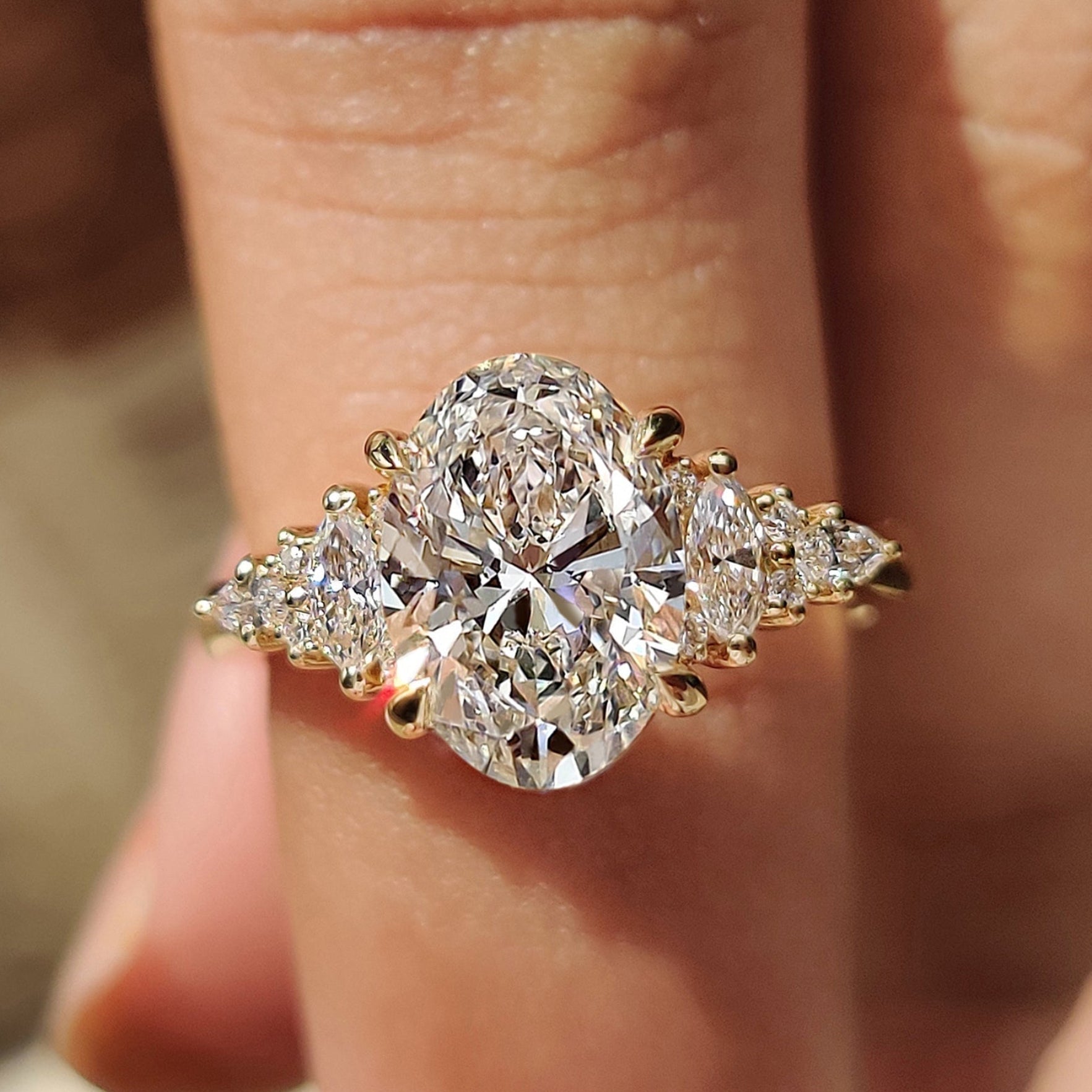 Oval Cut Cathedral Setting Engagement Ring Imagen principal del producto