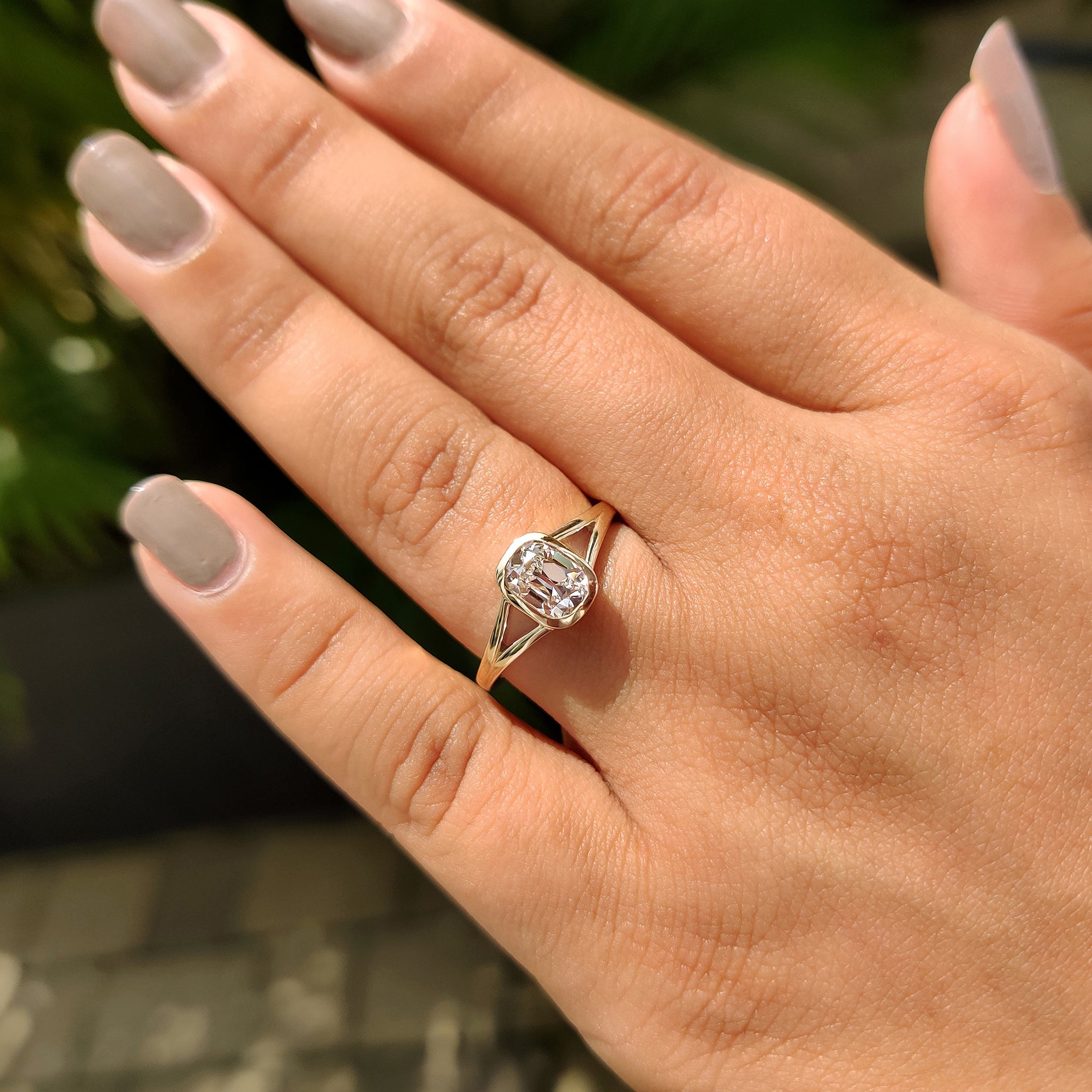 Bezel Set Cushion Old European Cut Diamond Ring Imagen secundaria del producto