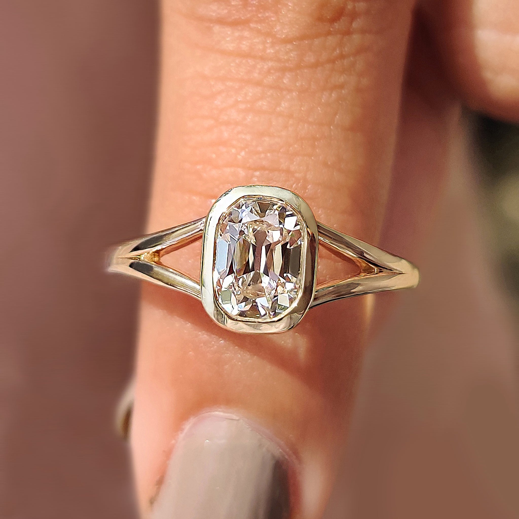 Bezel Set Cushion Old European Cut Diamond Ring Imagen principal del producto