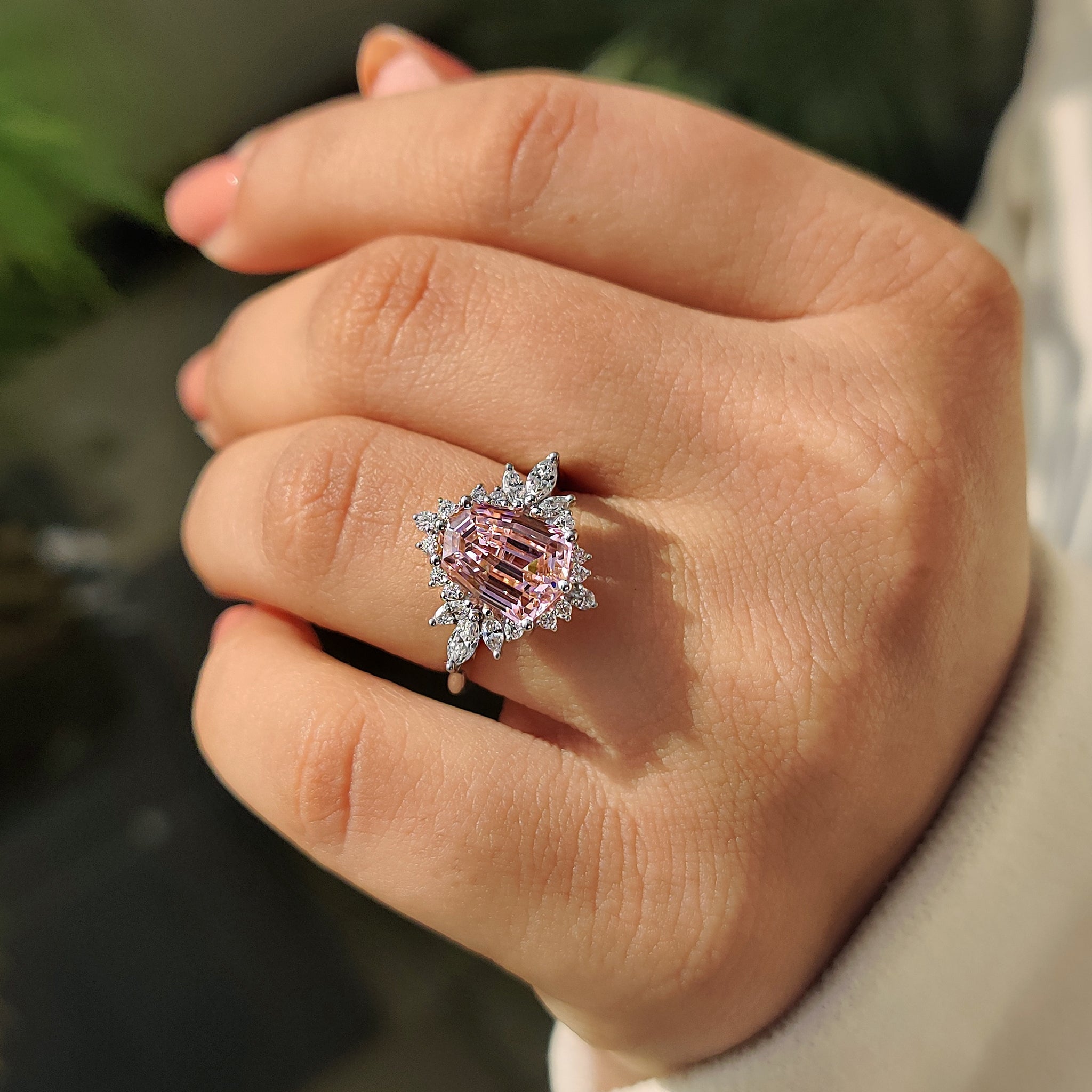 Shield Cut Pink Gemstone Ring Imagen secundaria del producto