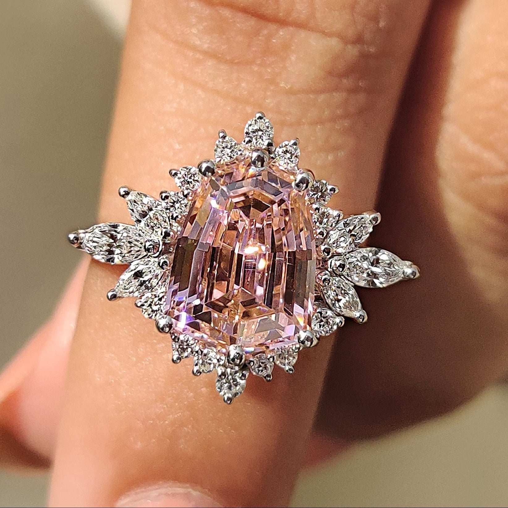 Shield Cut Pink Gemstone Ring Imagen principal del producto