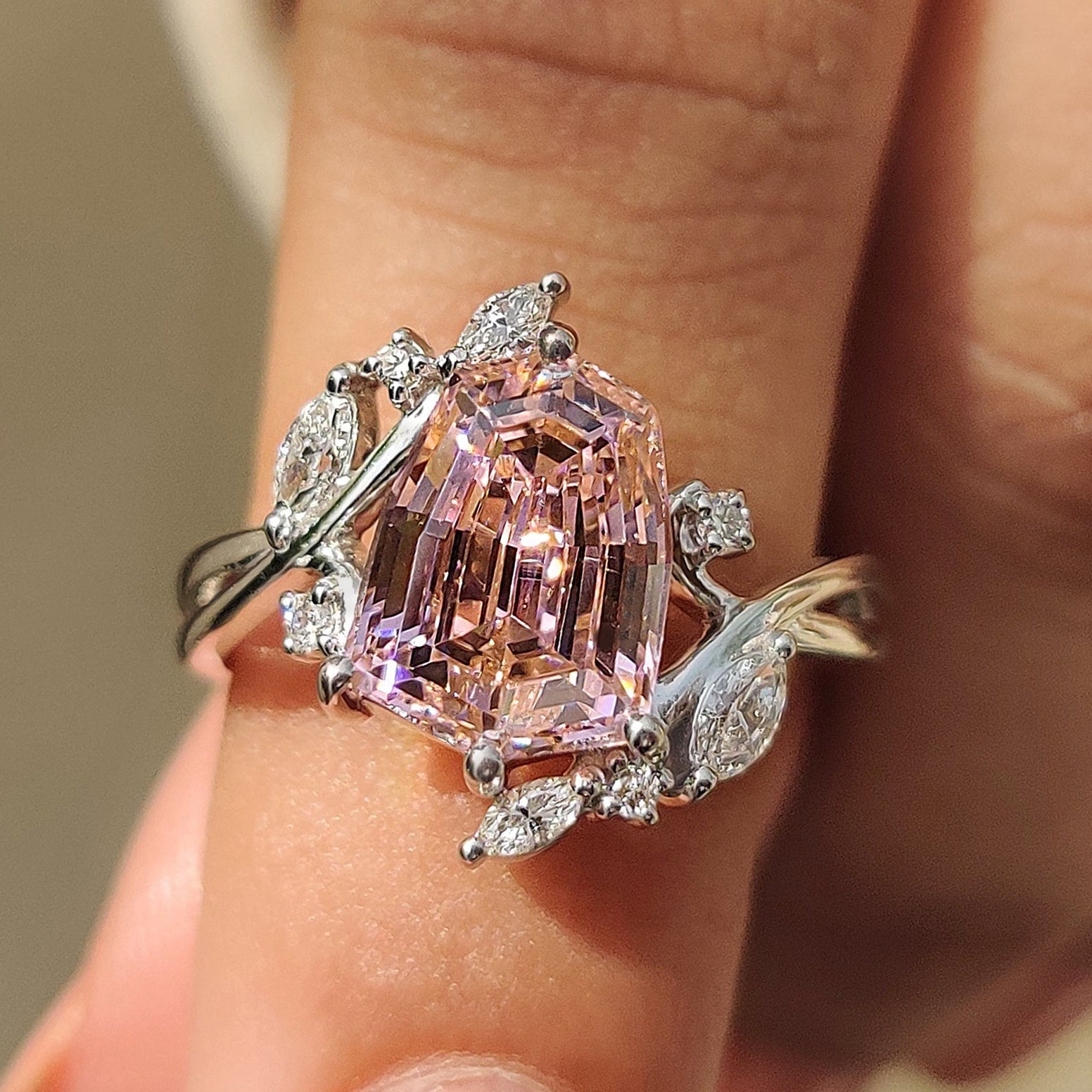Shield Cut Pink Gemstone Bypass Engagement Ring Imagen principal del producto