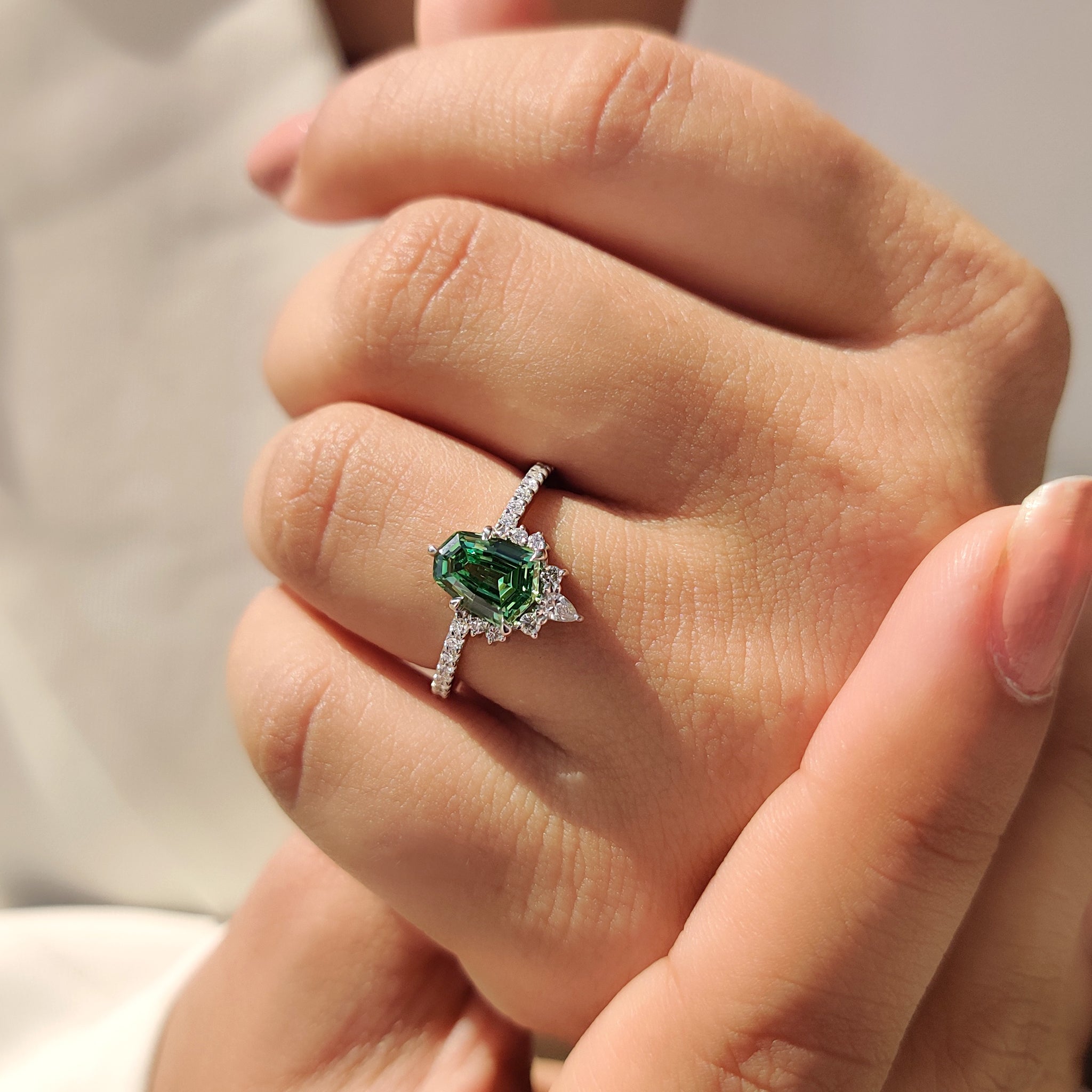 Shield Cut Green Gemstone Ring Imagen secundaria del producto