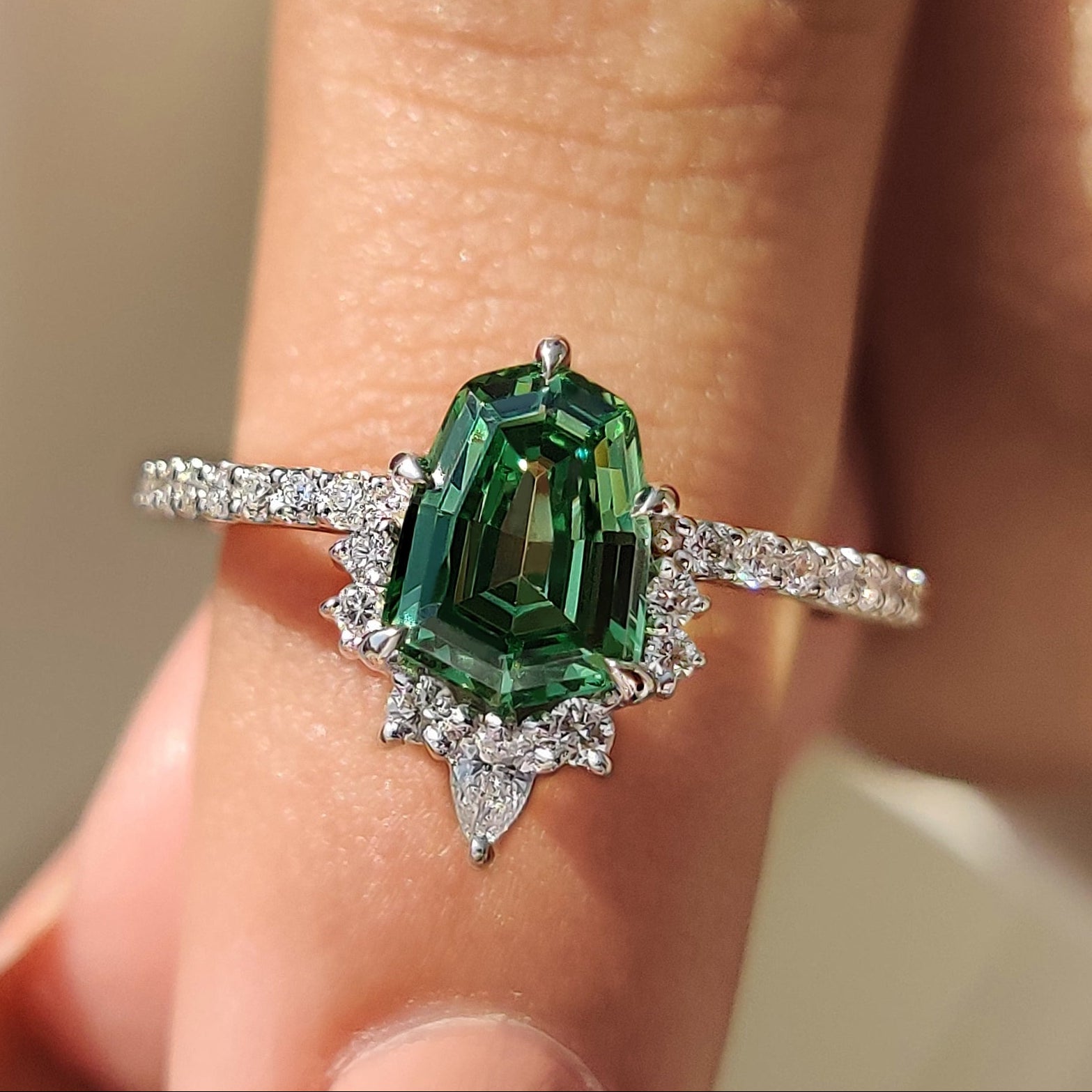 Shield Cut Green Gemstone Ring Imagen principal del producto