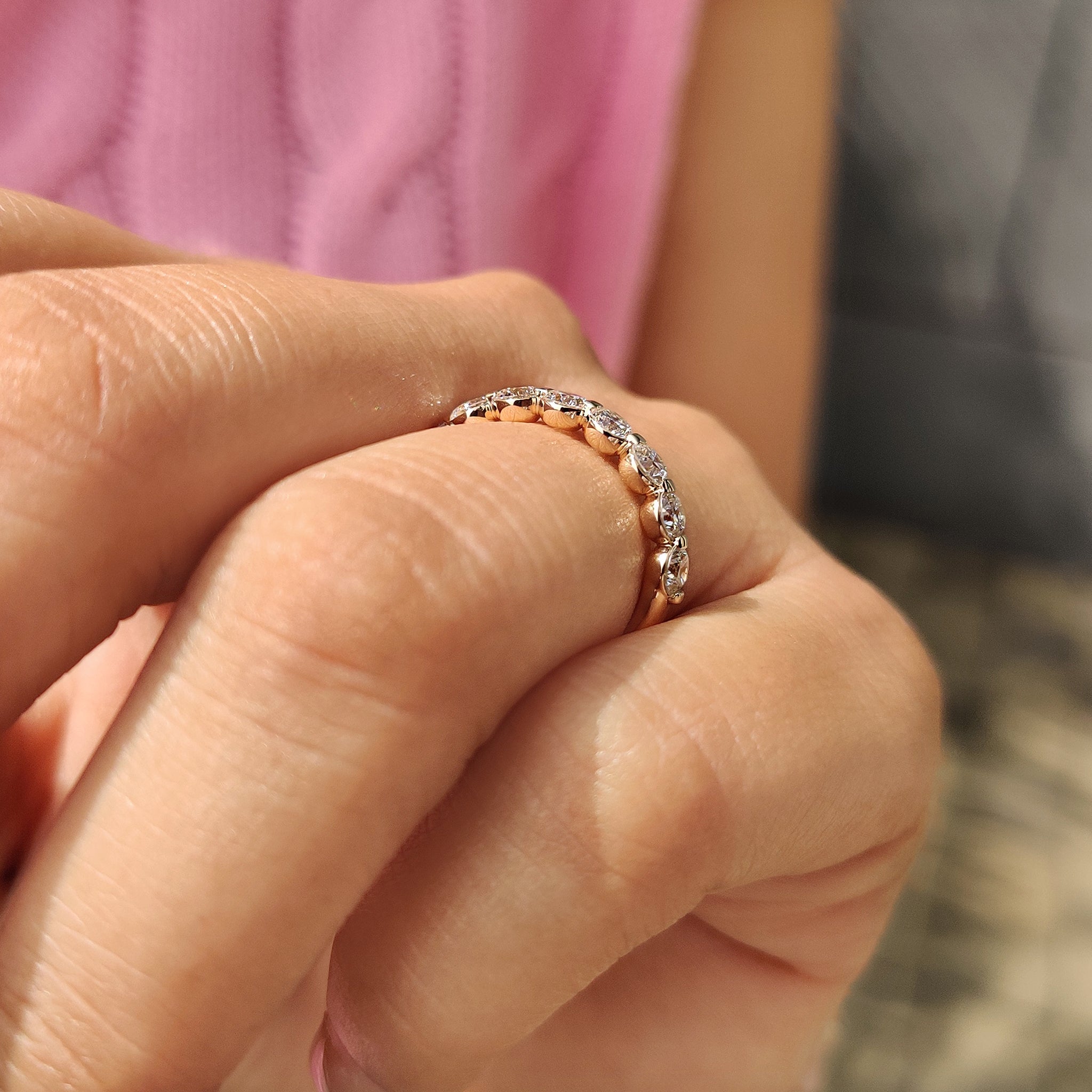 Round Cut Diamond Shared Prong Wedding Band Image secondaire du produit