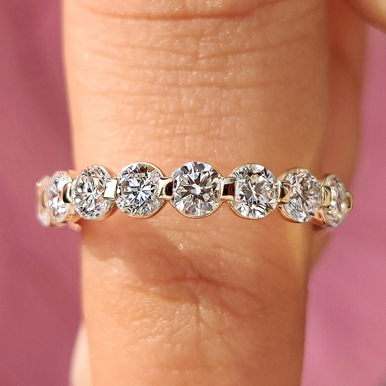 Round Cut Diamond Shared Prong Wedding Band Image principale du produit