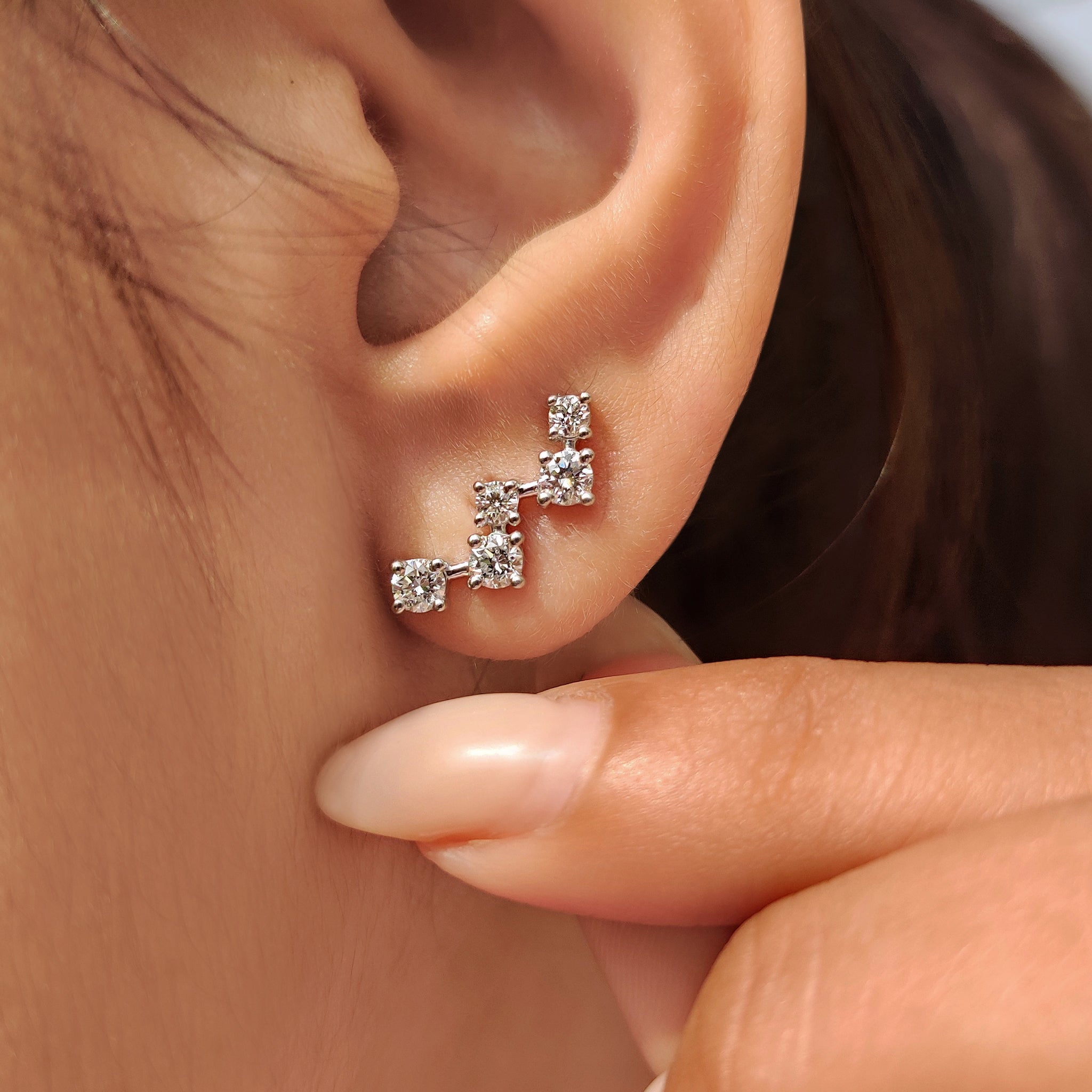 Zig Zag Round Diamond Stud Earrings Image secondaire du produit