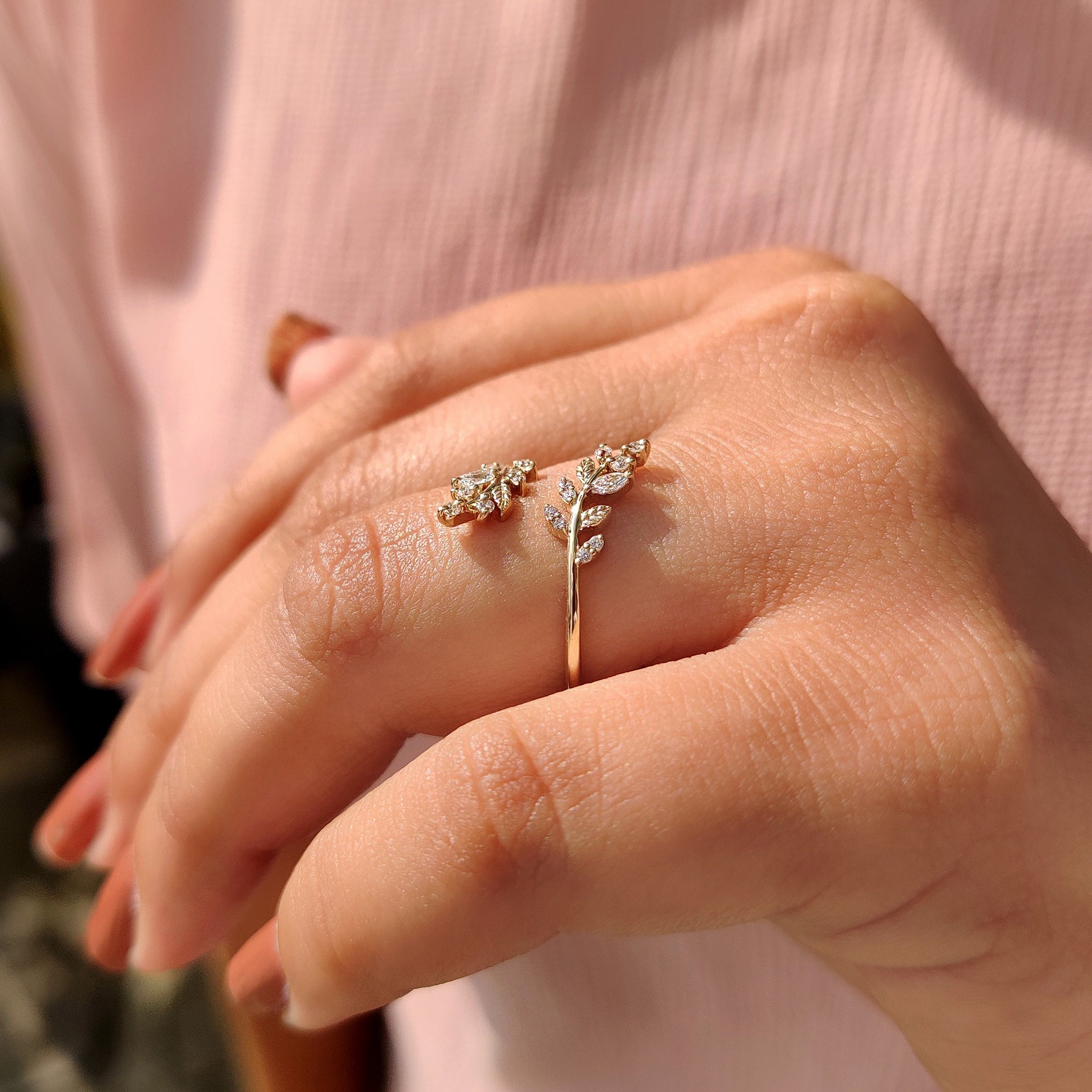 Nature Inspired Wedding Band Featuring Open Gap Design Zweitbild