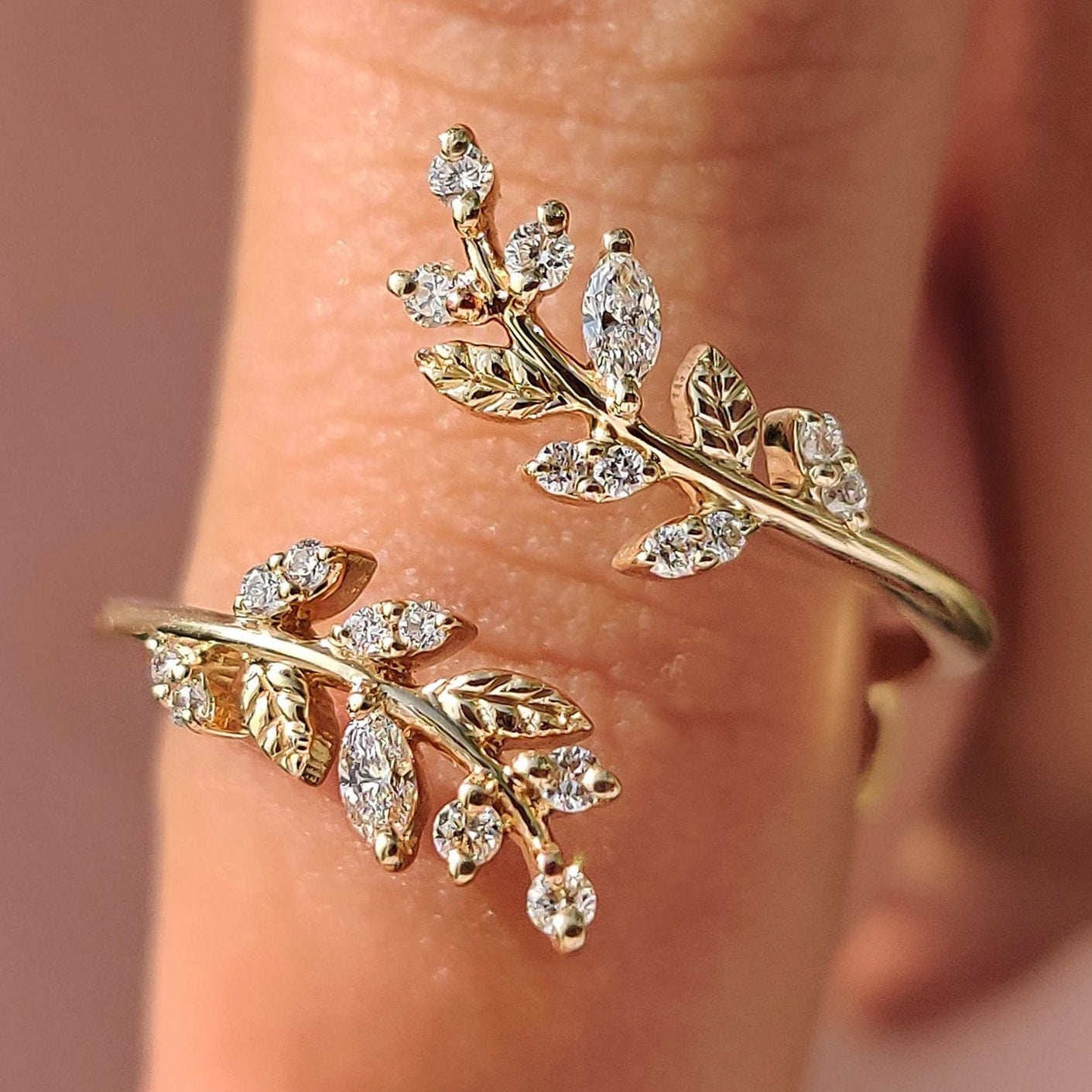 Nature Inspired Wedding Band Featuring Open Gap Design Hauptbild